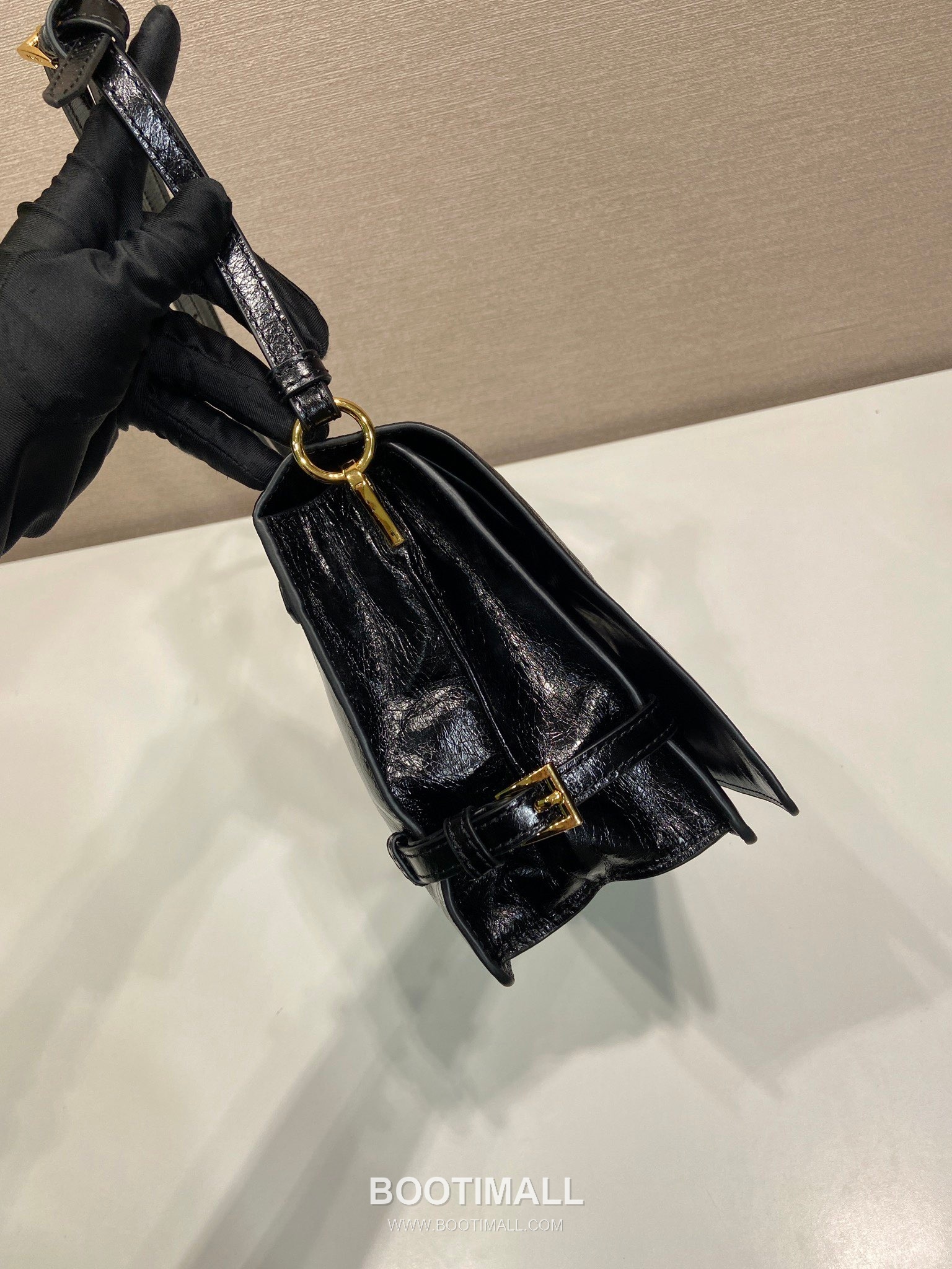 Prada Oil Wax Leather Shoulder Bag with Triangle Logo and Zip Closure 프라다 오일왁스 가죽 트라이앵글 로고 지퍼 숄더백 1BD385 30cm 5