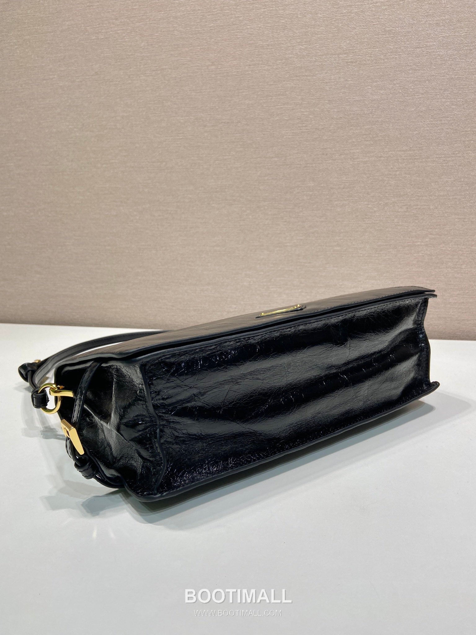 Prada Oil Wax Leather Shoulder Bag with Triangle Logo and Zip Closure 프라다 오일왁스 가죽 트라이앵글 로고 지퍼 숄더백 1BD385 30cm 6