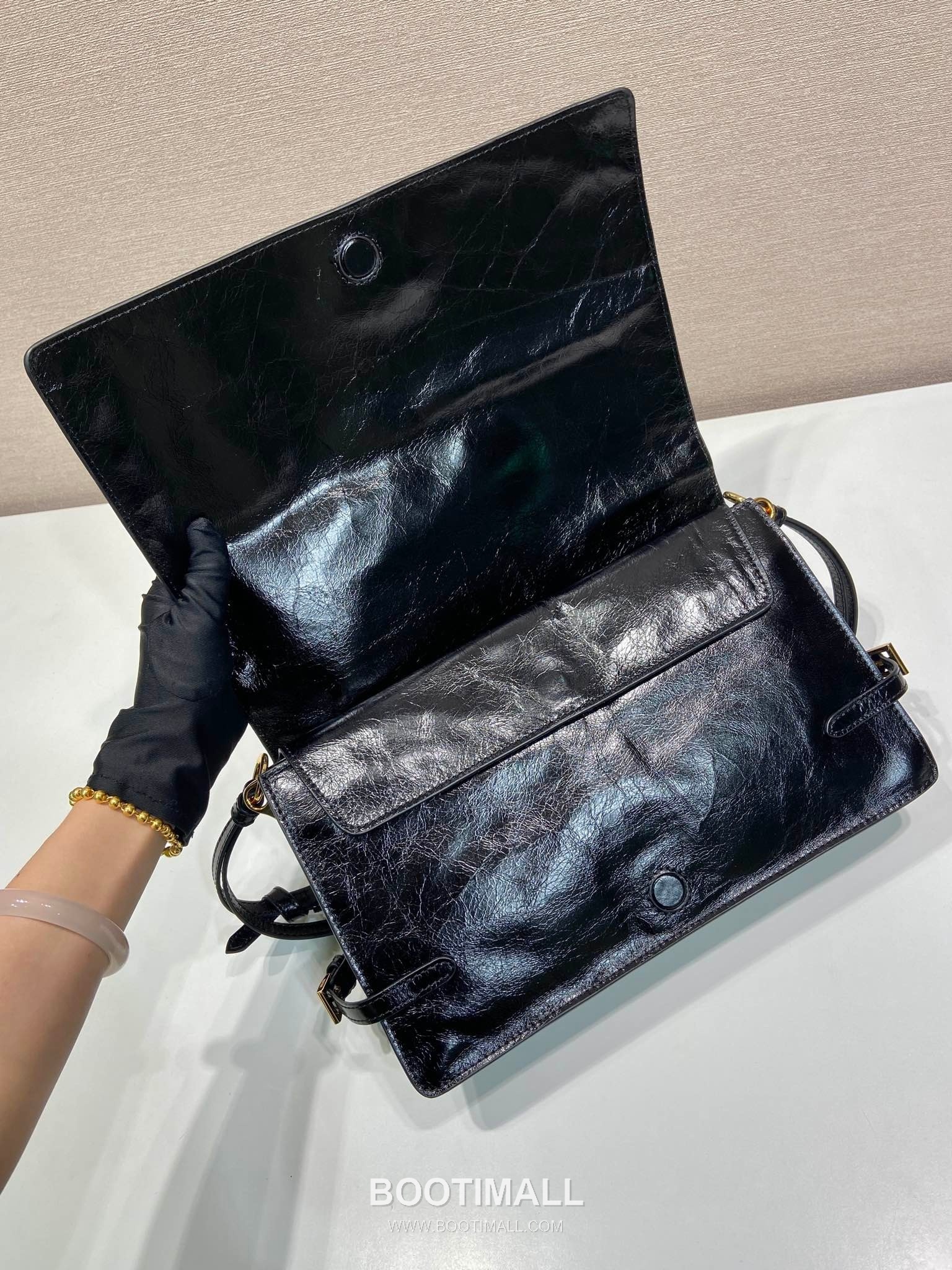 Prada Oil Wax Leather Shoulder Bag with Triangle Logo and Zip Closure 프라다 오일왁스 가죽 트라이앵글 로고 지퍼 숄더백 1BD385 30cm 7