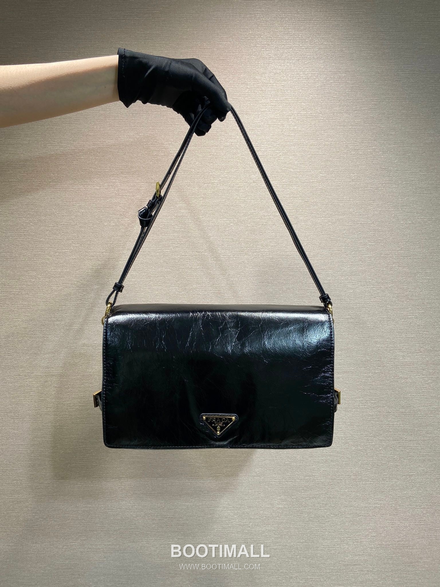 Prada Oil Wax Leather Shoulder Bag with Triangle Logo and Zip Closure 프라다 오일왁스 가죽 트라이앵글 로고 지퍼 숄더백 1BD385 30cm 10