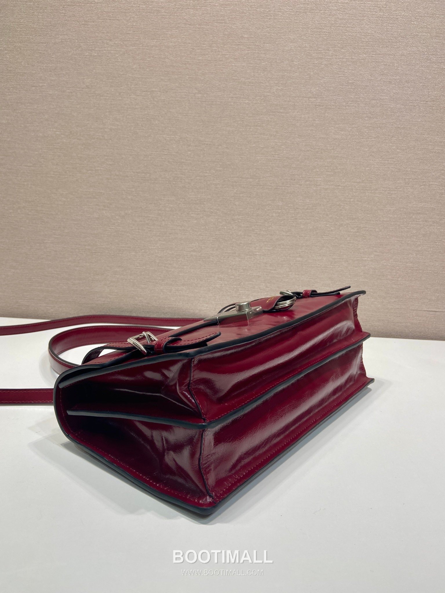 Prada Calfskin Leather Briefcase Style Tote Bag with Vertical Lock Detail 프라다 카프스킨 가죽 버티컬 락 디테일 브리프케이스 토트백 1BN026 32cm 5