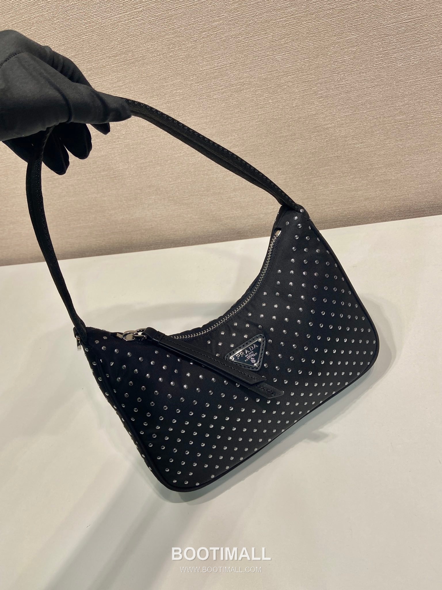Prada Nylon Hobo Bag with Stud Detail and Zip Closure 프라다 나일론 스터드 디테일 지퍼 호보백 1NE515 23cm 4
