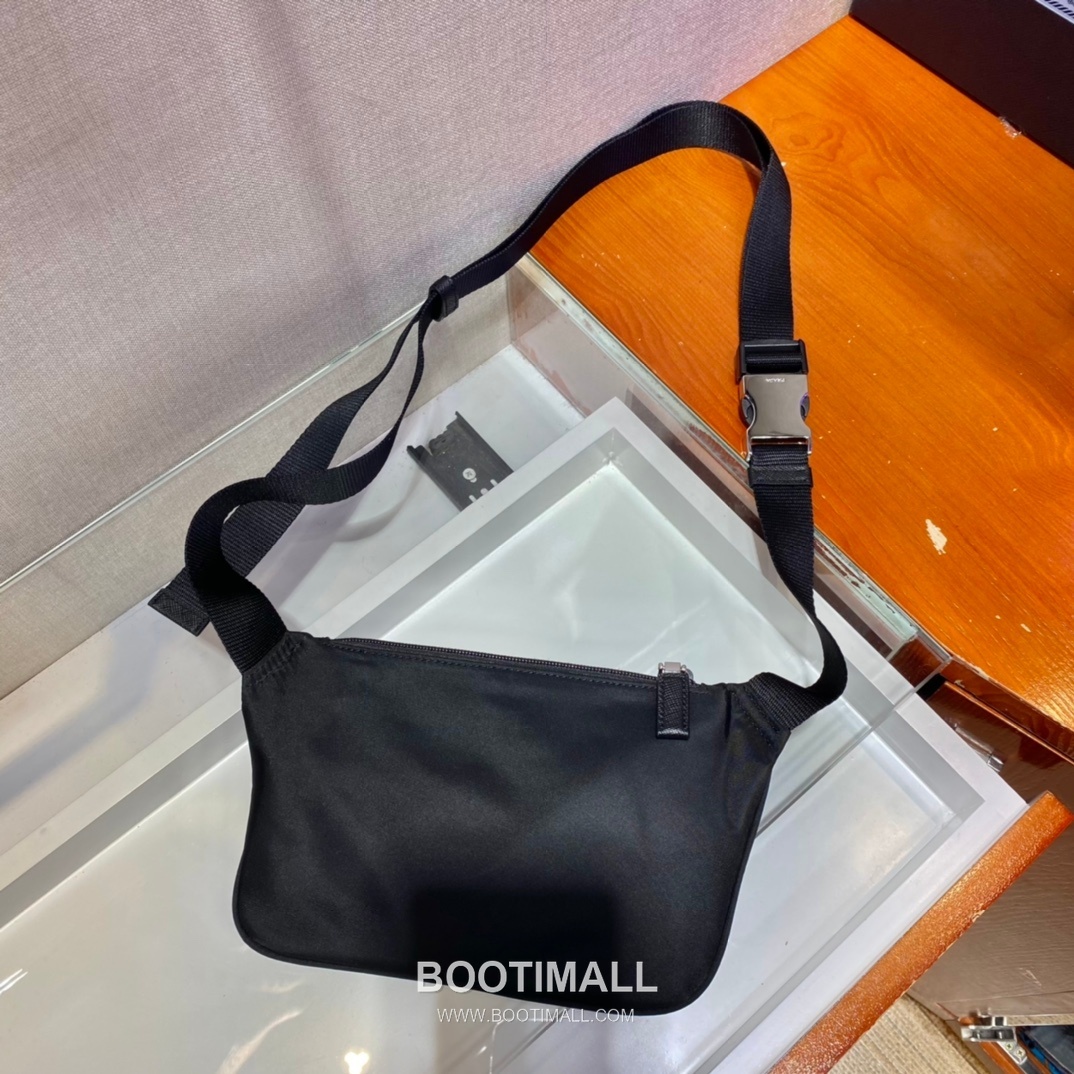 Prada Nylon Belt Bag with Adjustable Strap and Compact Design 프라다 나일론 조절 스트랩 컴팩트 벨트백 2VH128 19cm 5