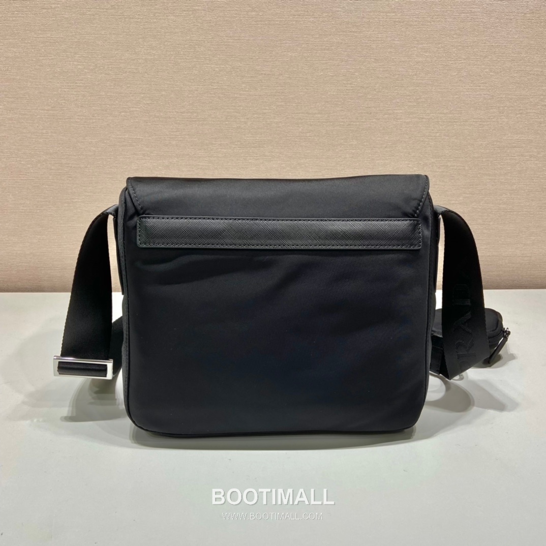 Prada Nylon Crossbody Bag with Saffiano Trim and Detachable Mini Pouch 프라다 나일론 사피아노 트림 탈부착 미니 파우치 크로스백 1BD994B 25cm 4