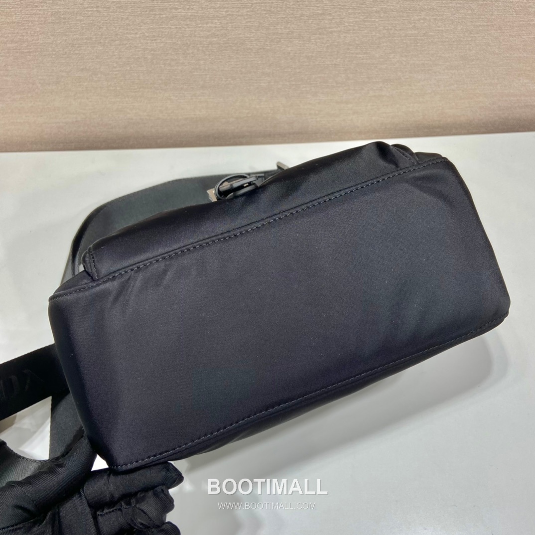 Prada Nylon Crossbody Bag with Saffiano Trim and Detachable Mini Pouch 프라다 나일론 사피아노 트림 탈부착 미니 파우치 크로스백 1BD994B 25cm 7