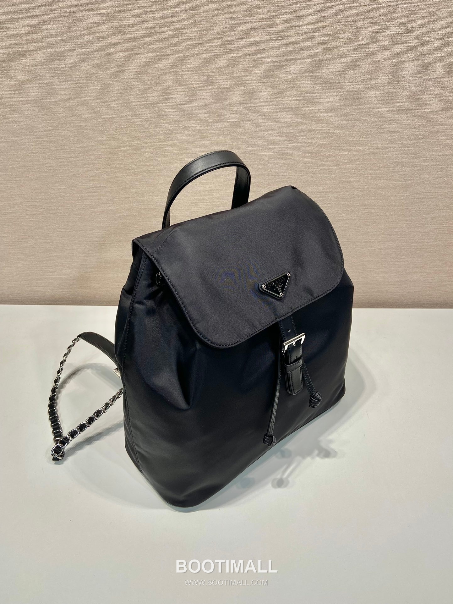Prada Nylon Backpack with Calfskin Trim and Metal Chain Detail 프라다 나일론 카프스킨 트림 메탈 체인 디테일 백팩 1BZ830 32cm 4