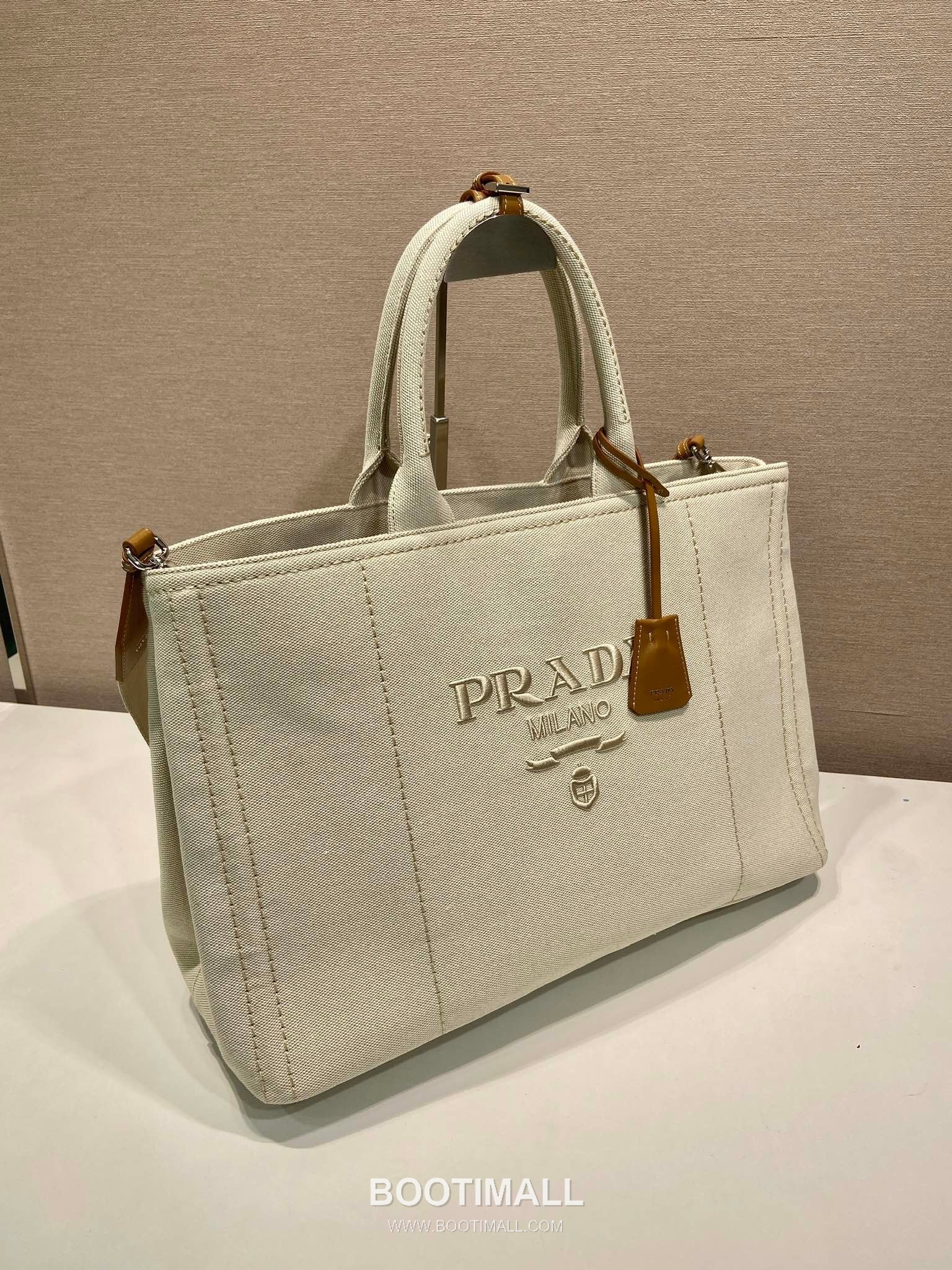 Prada Canvas Tote Bag with Leather Trim and Adjustable Strap 프라다 캔버스 레더 트림 조절 스트랩 토트백 2VG131 43cm 2