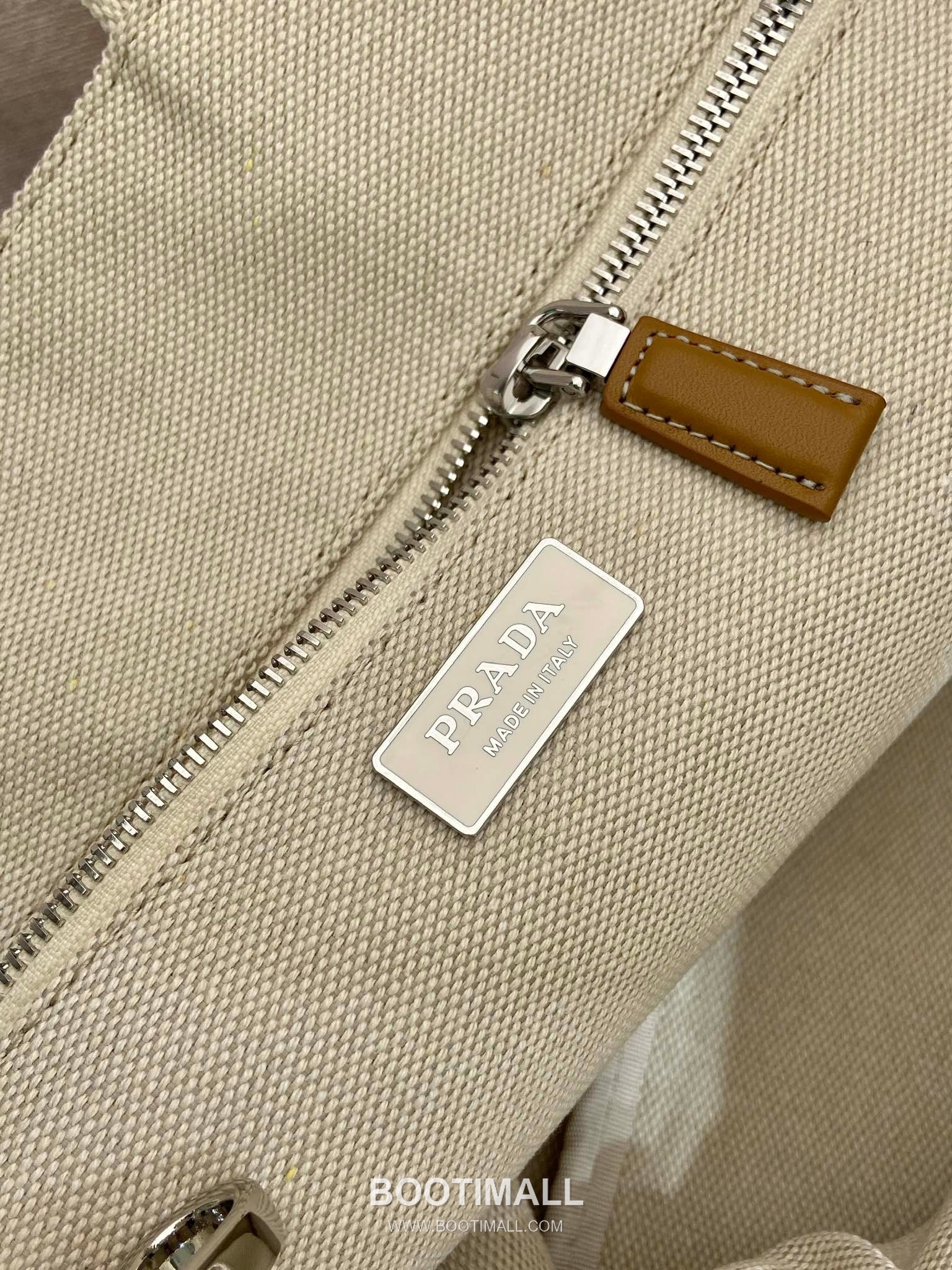 Prada Canvas Tote Bag with Leather Trim and Adjustable Strap 프라다 캔버스 레더 트림 조절 스트랩 토트백 2VG131 43cm 9