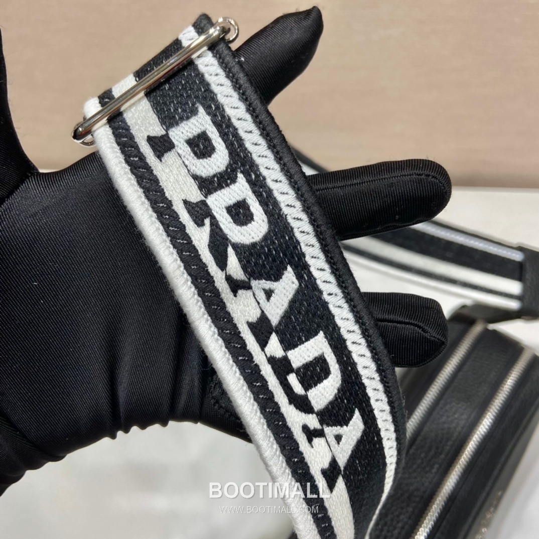 Prada Deerskin Calf Leather Crossbody Bag with Dual Adjustable Strap 프라다 디어스킨 카프 가죽 듀얼 조절 스트랩 크로스백 1BD082 22cm 5