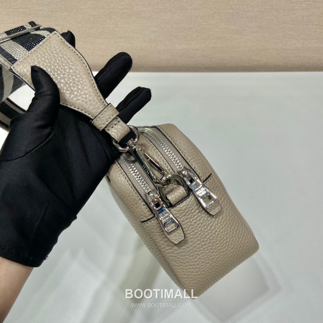 Prada Deerskin Calf Leather Crossbody Bag with Dual Adjustable Strap 프라다 디어스킨 카프 가죽 듀얼 조절 스트랩 크로스백 1BD082 22cm 6