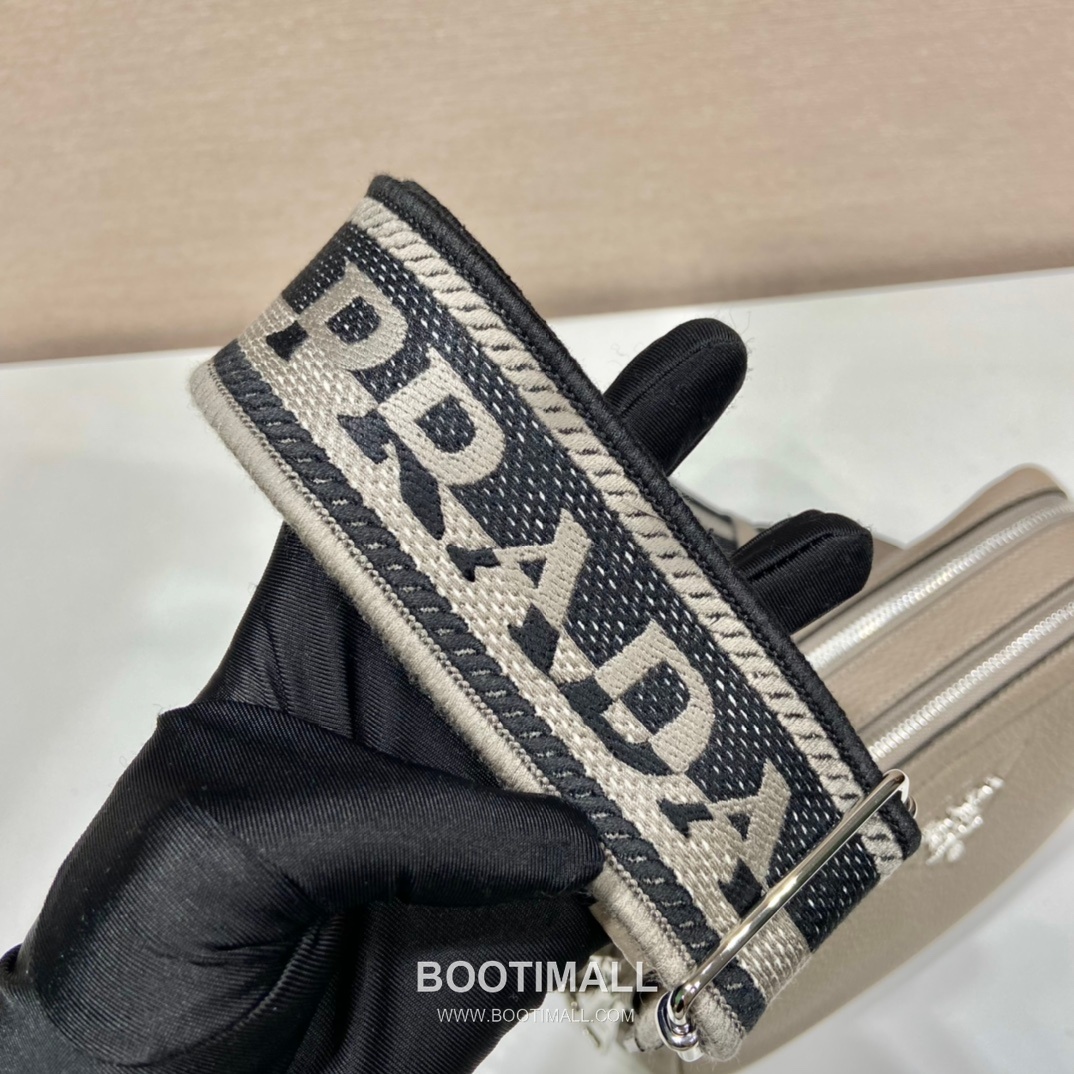 Prada Deerskin Calf Leather Crossbody Bag with Dual Adjustable Strap 프라다 디어스킨 카프 가죽 듀얼 조절 스트랩 크로스백 1BD082 22cm 8