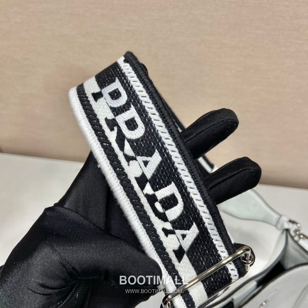 Prada Calfskin Leather Tote Bag with Dual Strap and Triangle Logo 프라다 카프스킨 가죽 듀얼 스트랩 트라이앵글 로고 토트백 1BH191 19cm 7