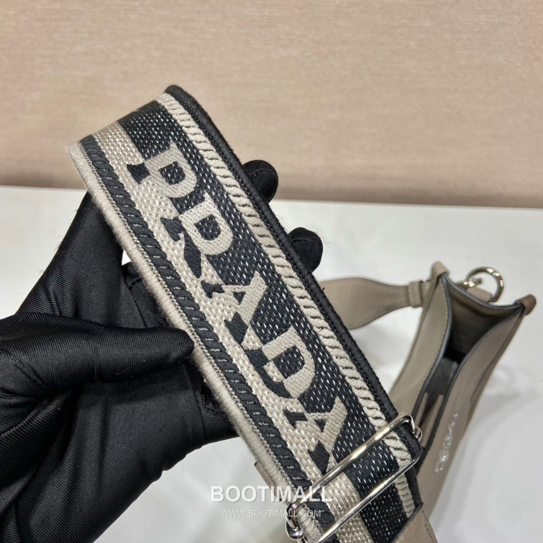 Prada Calfskin Leather Tote Bag with Dual Strap and Triangle Logo 프라다 카프스킨 가죽 듀얼 스트랩 트라이앵글 로고 토트백 1BH191 19cm 7