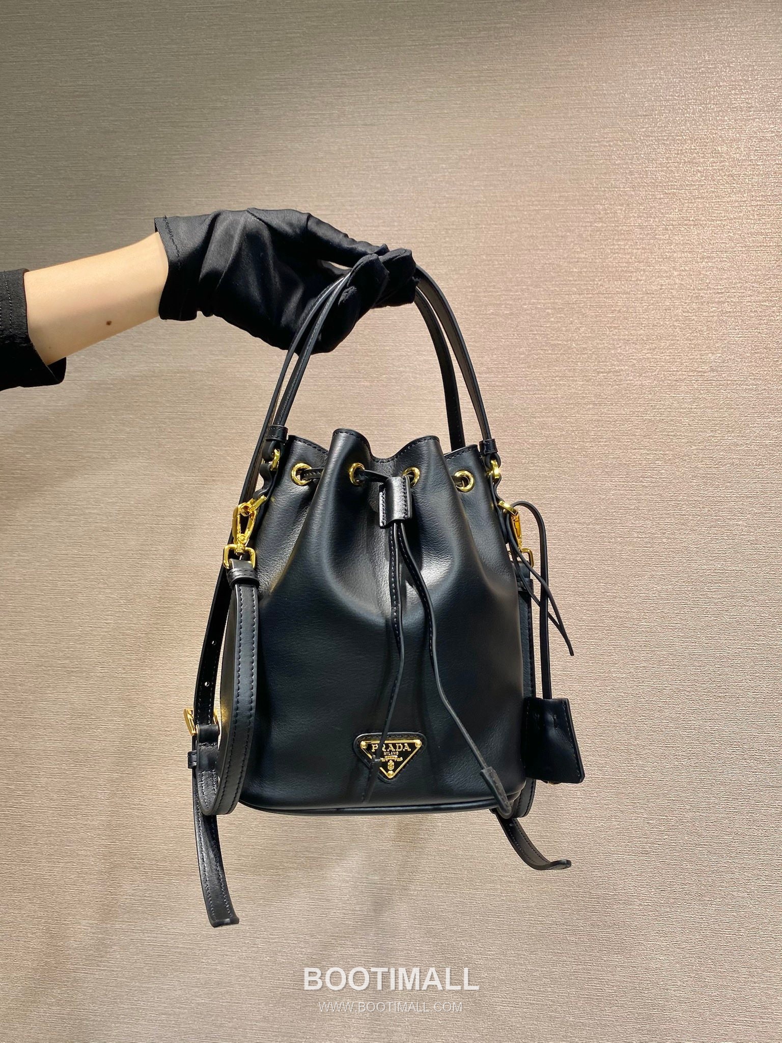 Prada Calfskin Leather Bucket Bag with Key Holder and Adjustable Strap 프라다 카프스킨 가죽 키홀더 조절 스트랩 버킷백 1BE067 15.5cm 1