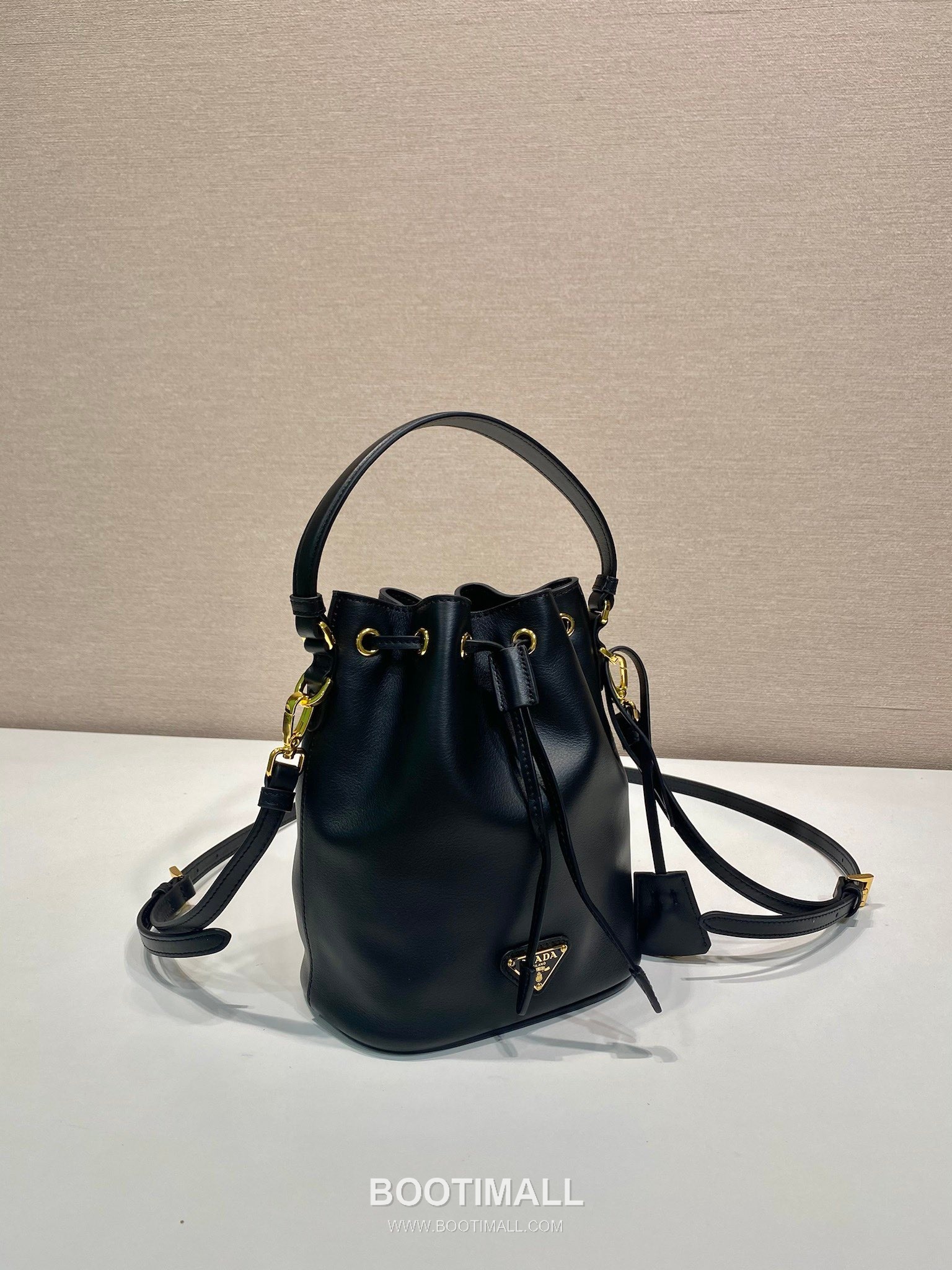 Prada Calfskin Leather Bucket Bag with Key Holder and Adjustable Strap 프라다 카프스킨 가죽 키홀더 조절 스트랩 버킷백 1BE067 15.5cm 4