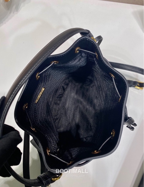 Prada Calfskin Leather Bucket Bag with Key Holder and Adjustable Strap 프라다 카프스킨 가죽 키홀더 조절 스트랩 버킷백 1BE067 15.5cm 8