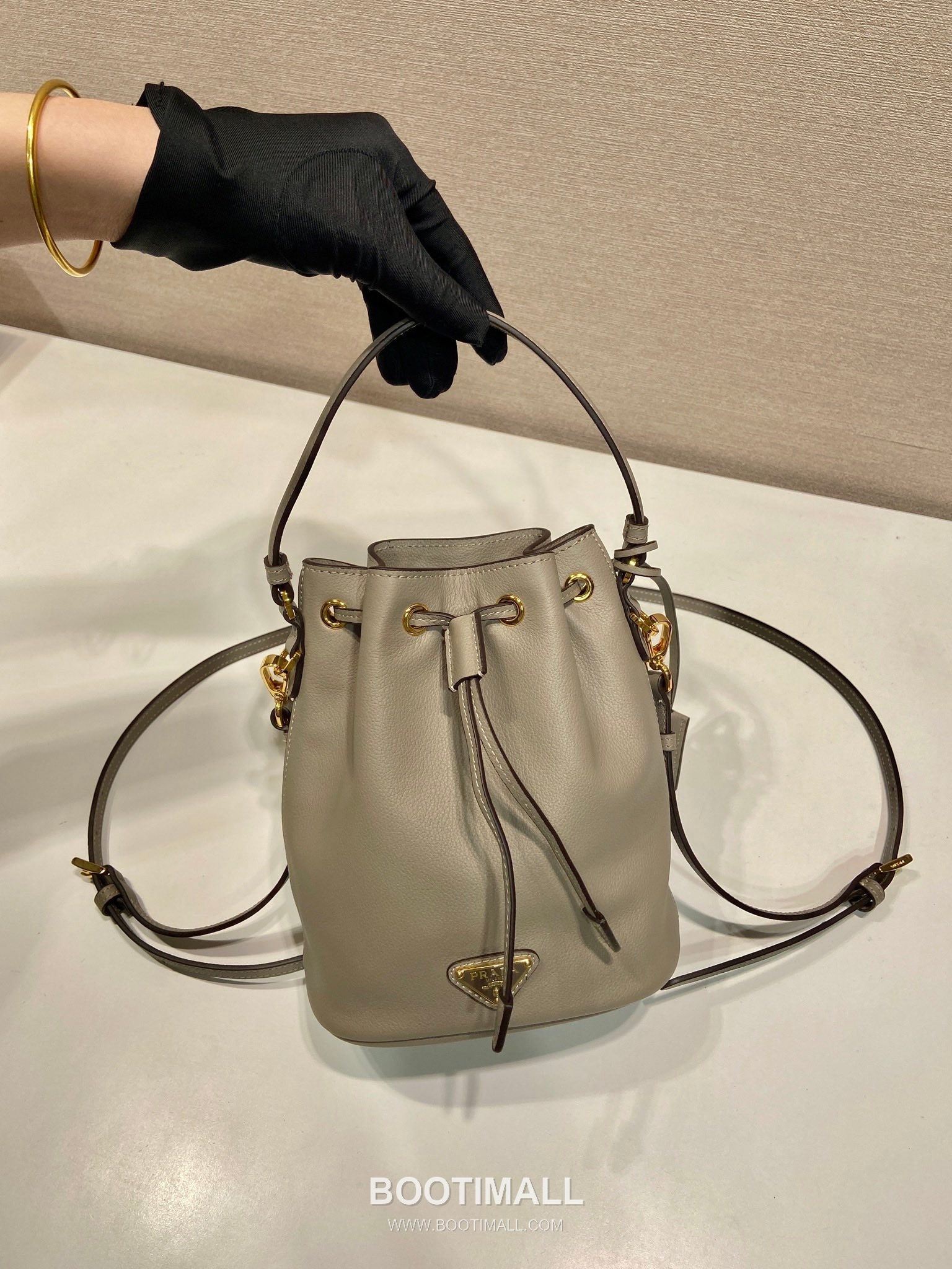 Prada Calfskin Leather Bucket Bag with Key Holder and Adjustable Strap 프라다 카프스킨 가죽 키홀더 조절 스트랩 버킷백 1BE067 15.5cm 4