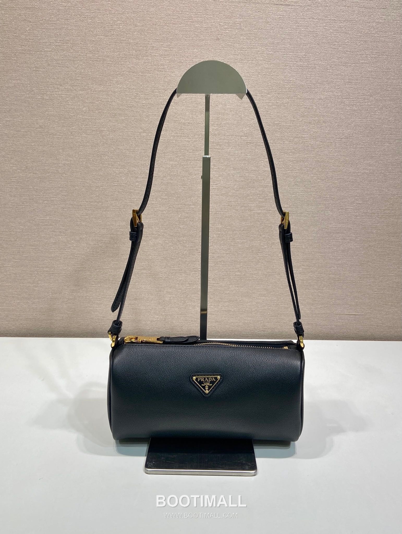 Prada Calfskin Leather Shoulder Bag with Slim Handle and Triangle Logo 프라다 카프스킨 가죽 슬림 핸들 트라이앵글 로고 숄더백 1BC239 22cm 1