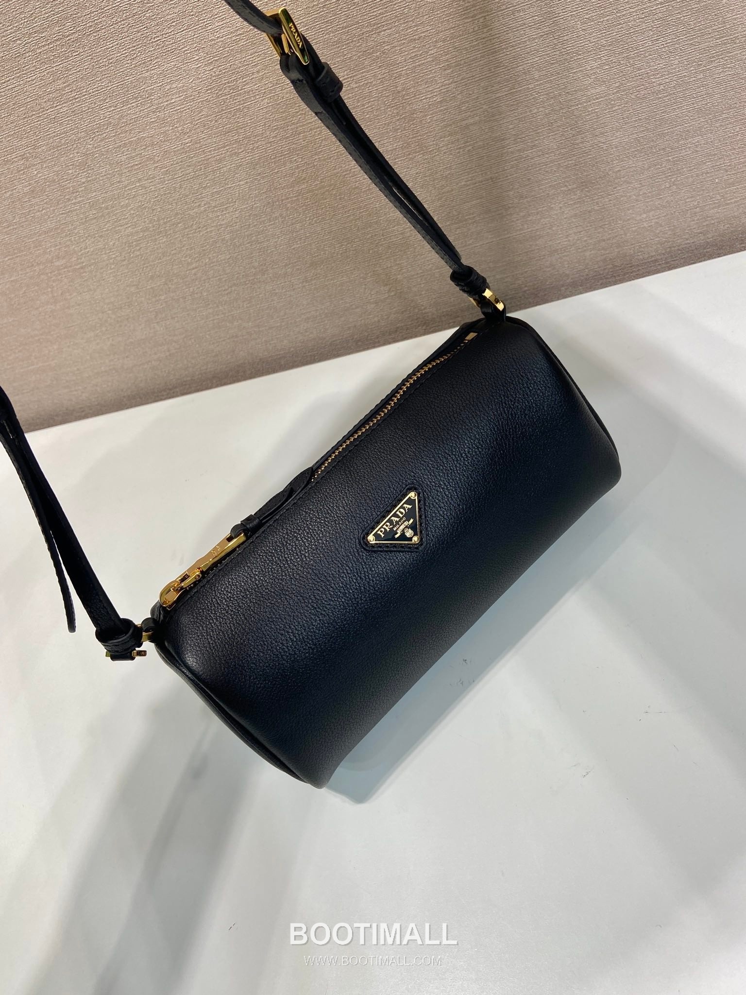 Prada Calfskin Leather Shoulder Bag with Slim Handle and Triangle Logo 프라다 카프스킨 가죽 슬림 핸들 트라이앵글 로고 숄더백 1BC239 22cm 2