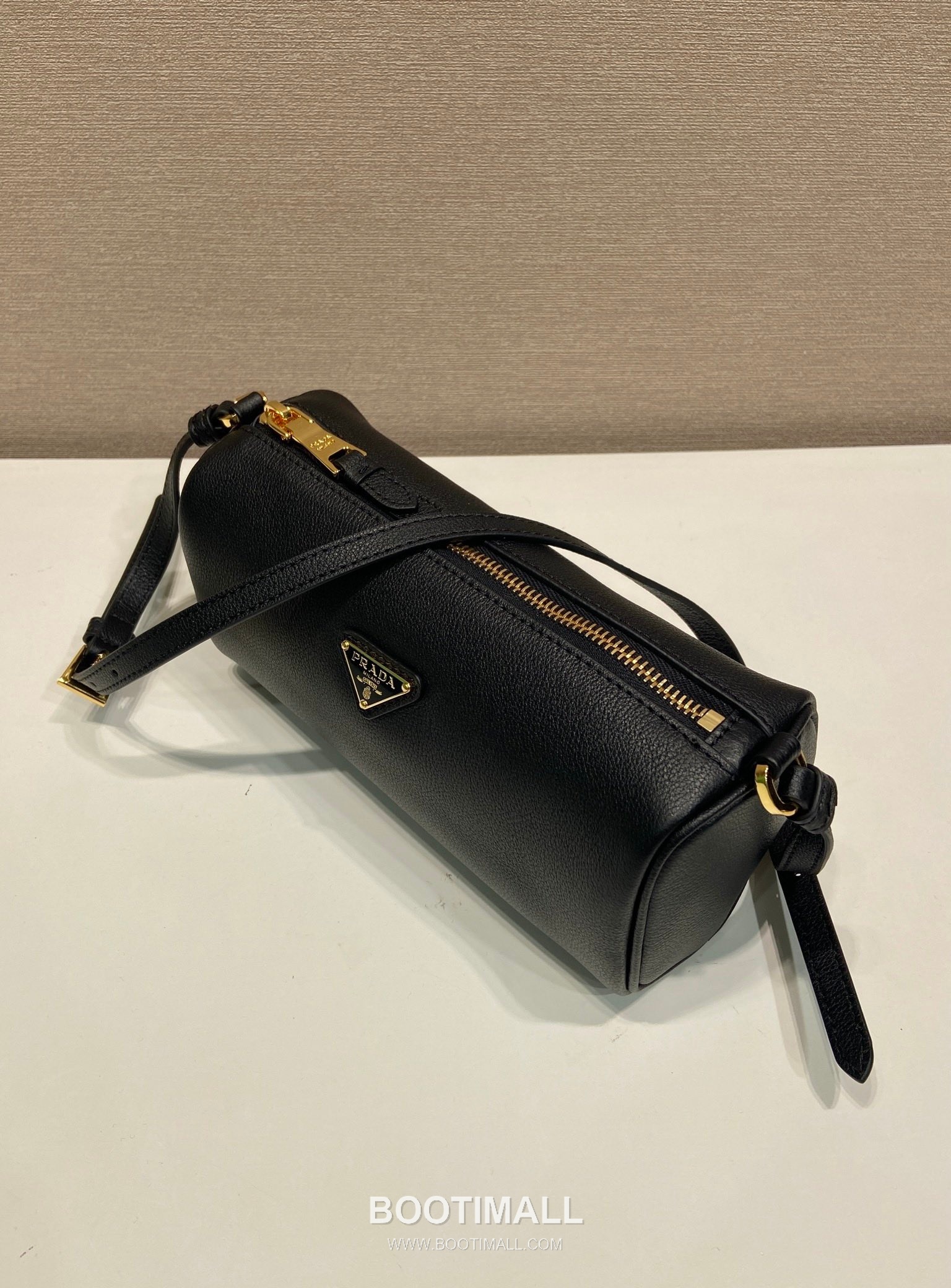 Prada Calfskin Leather Shoulder Bag with Slim Handle and Triangle Logo 프라다 카프스킨 가죽 슬림 핸들 트라이앵글 로고 숄더백 1BC239 22cm 3