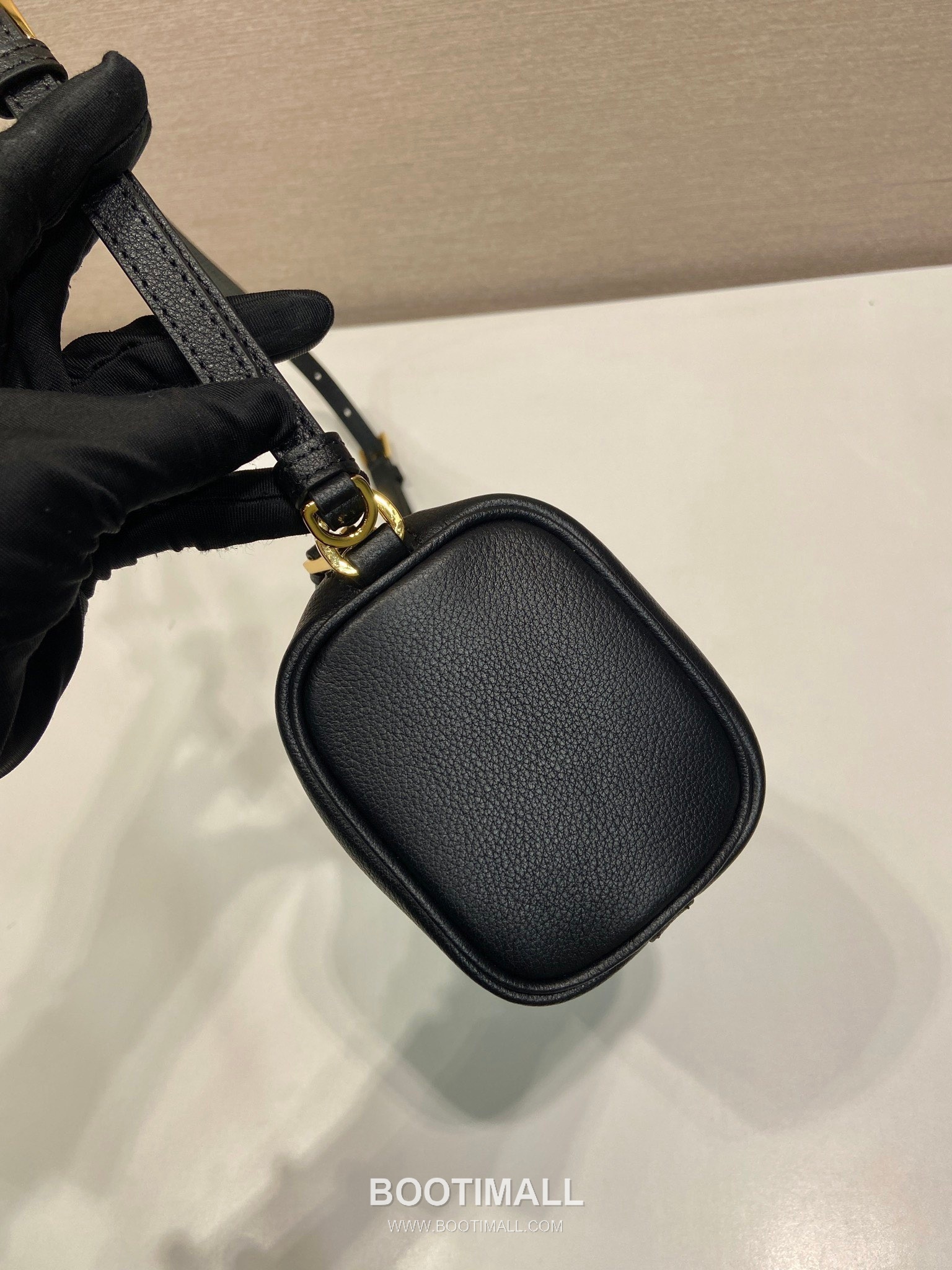 Prada Calfskin Leather Shoulder Bag with Slim Handle and Triangle Logo 프라다 카프스킨 가죽 슬림 핸들 트라이앵글 로고 숄더백 1BC239 22cm 5