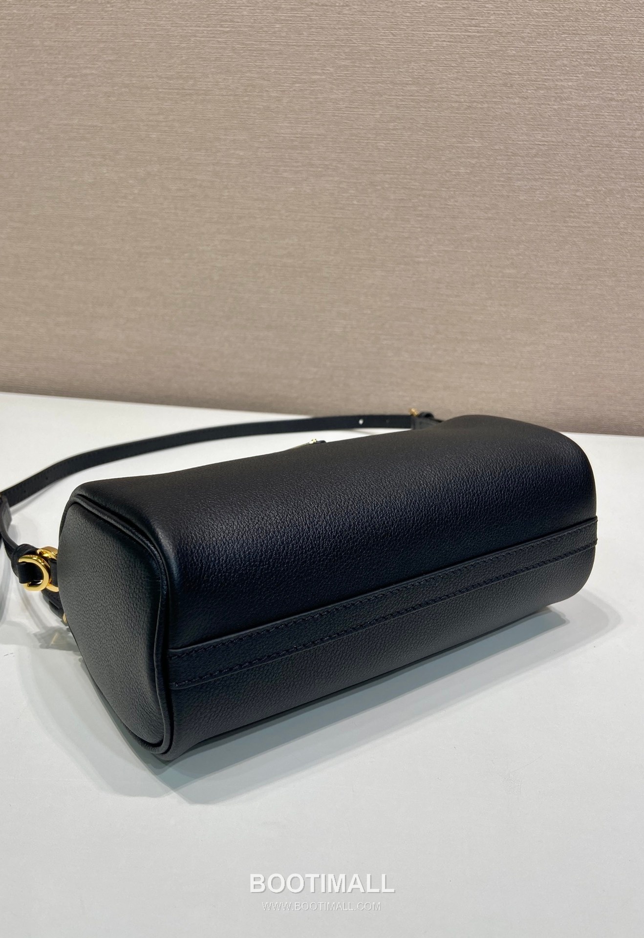 Prada Calfskin Leather Shoulder Bag with Slim Handle and Triangle Logo 프라다 카프스킨 가죽 슬림 핸들 트라이앵글 로고 숄더백 1BC239 22cm 6