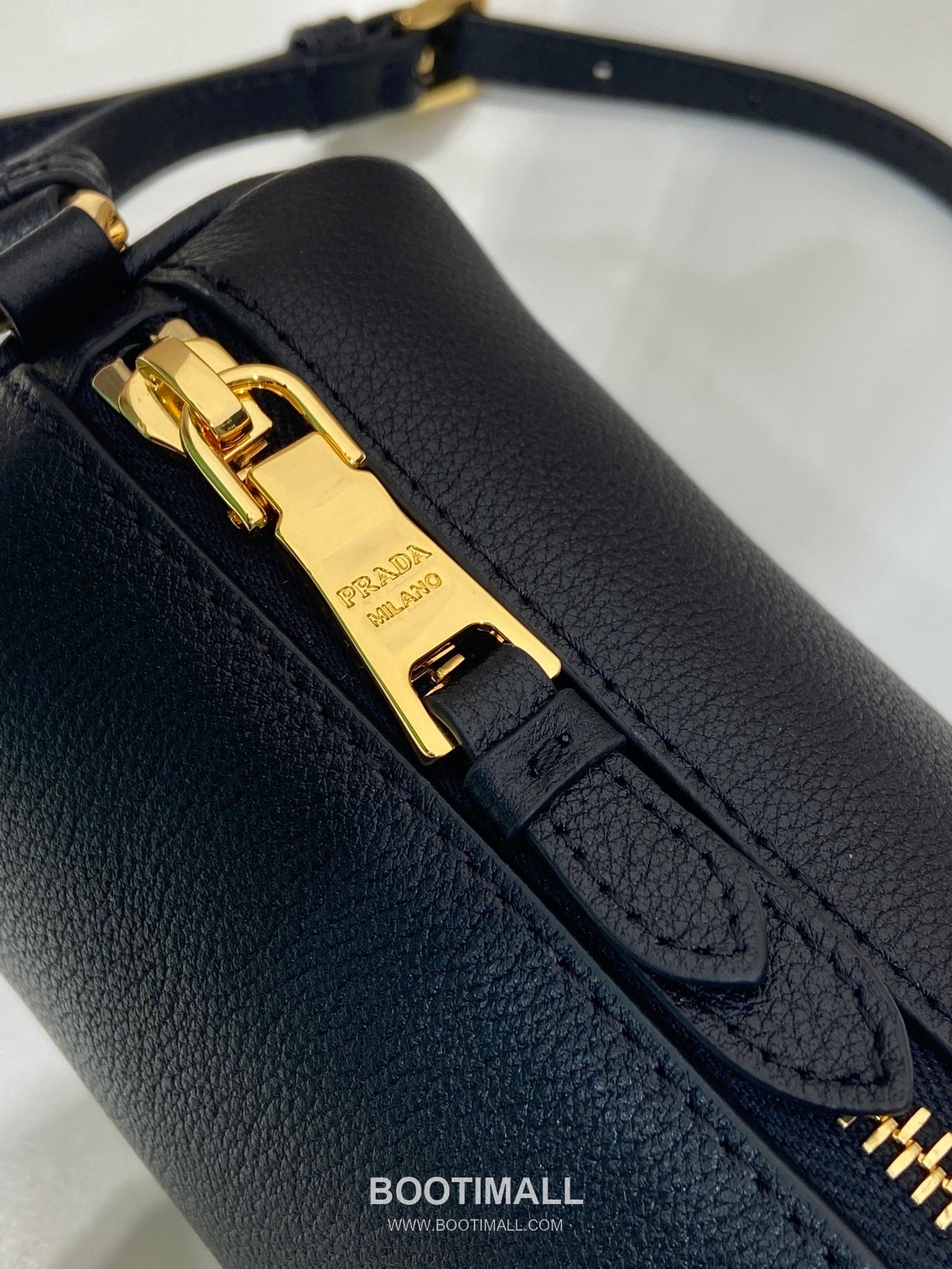 Prada Calfskin Leather Shoulder Bag with Slim Handle and Triangle Logo 프라다 카프스킨 가죽 슬림 핸들 트라이앵글 로고 숄더백 1BC239 22cm 7