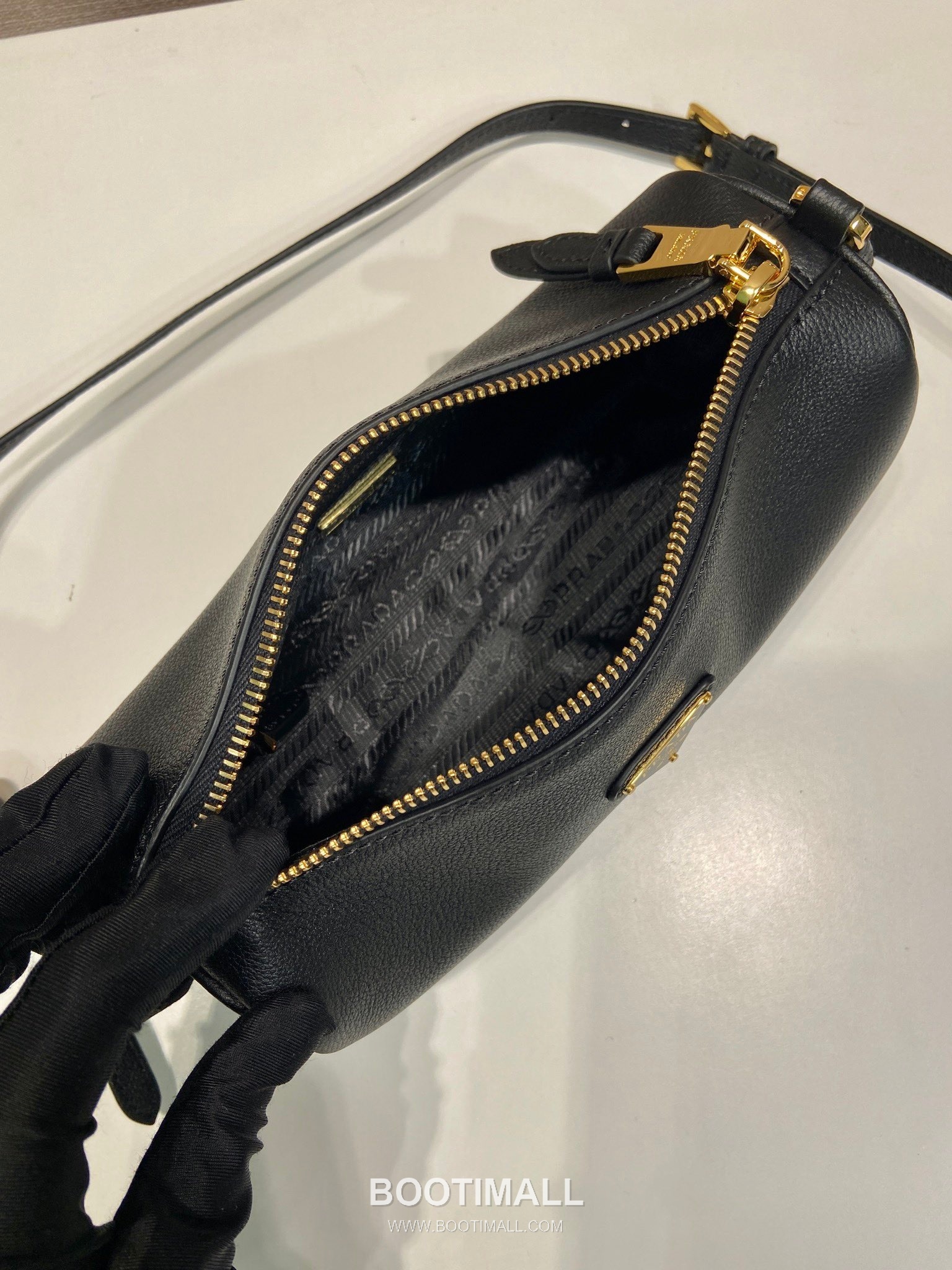 Prada Calfskin Leather Shoulder Bag with Slim Handle and Triangle Logo 프라다 카프스킨 가죽 슬림 핸들 트라이앵글 로고 숄더백 1BC239 22cm 8