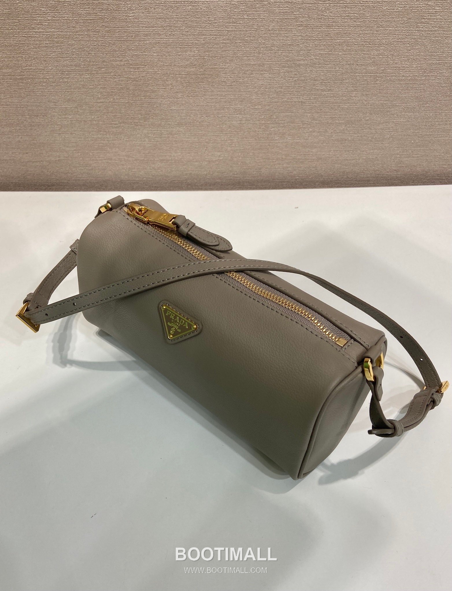 Prada Calfskin Leather Shoulder Bag with Slim Handle and Triangle Logo 프라다 카프스킨 가죽 슬림 핸들 트라이앵글 로고 숄더백 1BC239 22cm 2