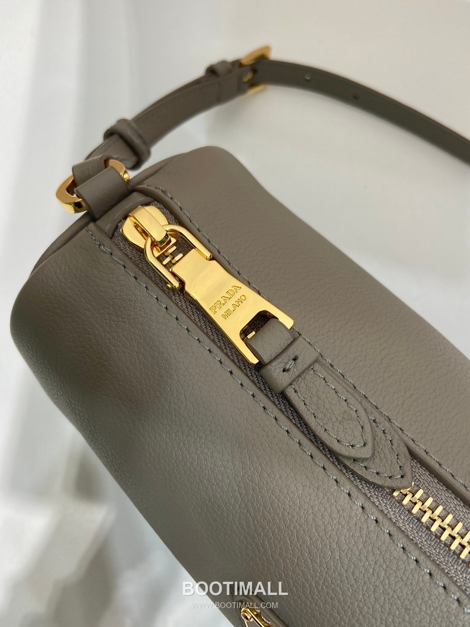 Prada Calfskin Leather Shoulder Bag with Slim Handle and Triangle Logo 프라다 카프스킨 가죽 슬림 핸들 트라이앵글 로고 숄더백 1BC239 22cm 6