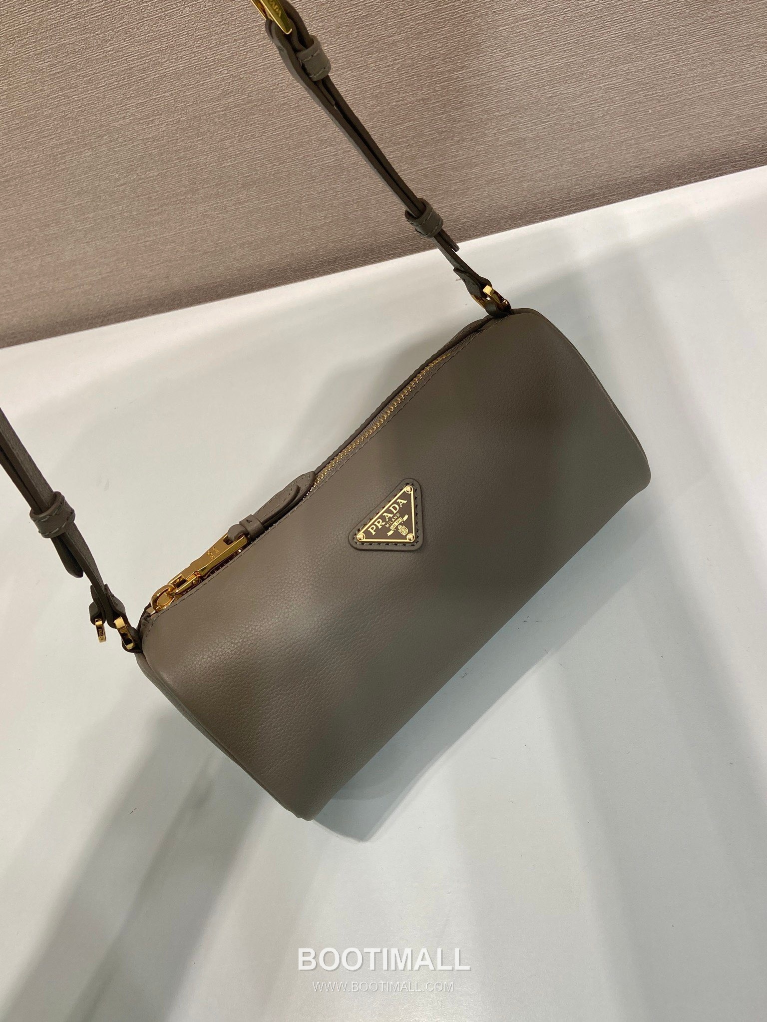 Prada Calfskin Leather Shoulder Bag with Slim Handle and Triangle Logo 프라다 카프스킨 가죽 슬림 핸들 트라이앵글 로고 숄더백 1BC239 22cm 7