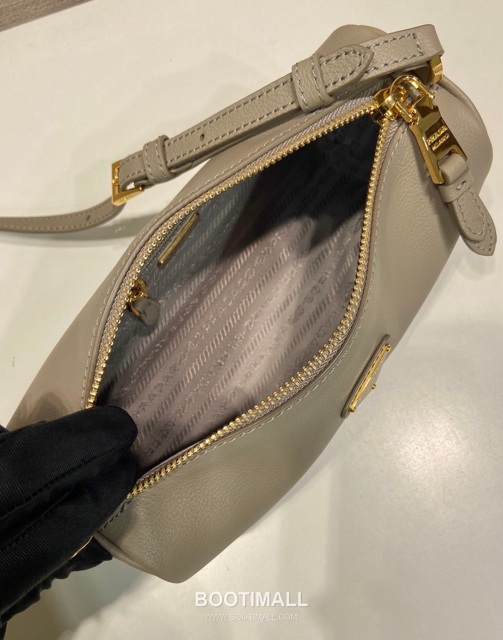Prada Calfskin Leather Shoulder Bag with Slim Handle and Triangle Logo 프라다 카프스킨 가죽 슬림 핸들 트라이앵글 로고 숄더백 1BC239 22cm 8