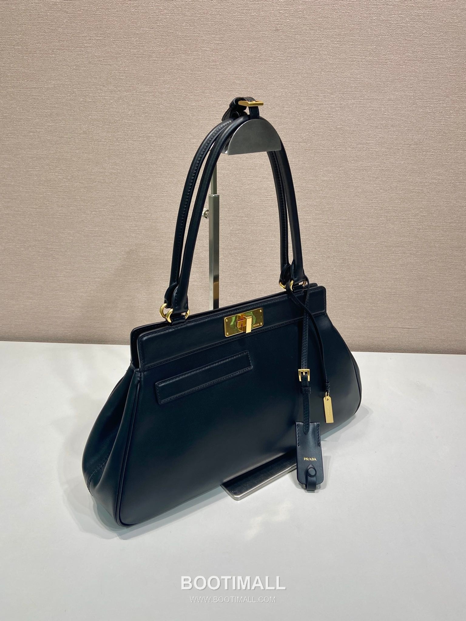 Prada Calfskin Leather Tote Bag with Front Back Pocket and Turn Lock Detail 프라다 카프스킨 가죽 앞뒤 포켓 턴락 토트백 1BG569 38cm 3