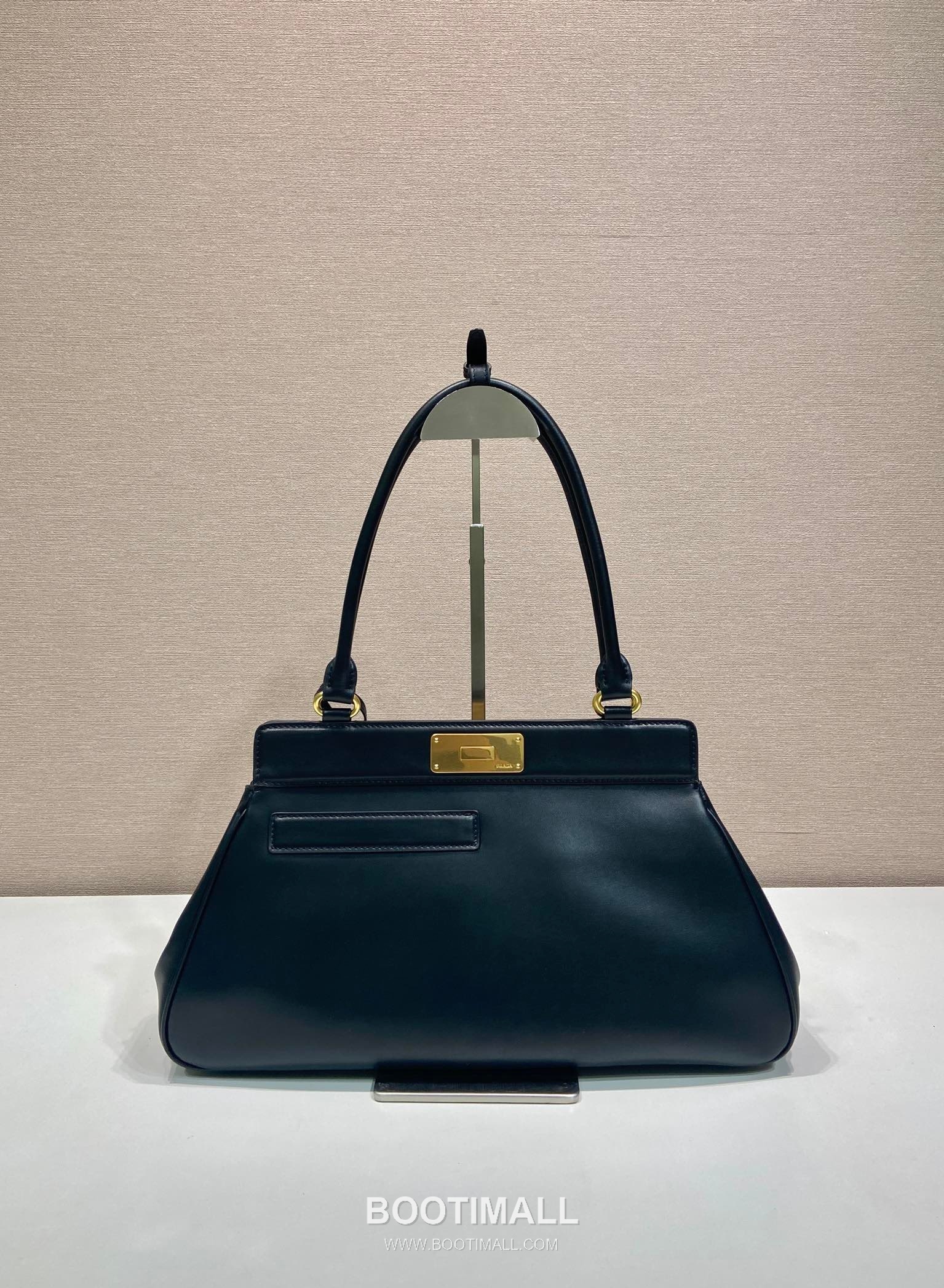 Prada Calfskin Leather Tote Bag with Front Back Pocket and Turn Lock Detail 프라다 카프스킨 가죽 앞뒤 포켓 턴락 토트백 1BG569 38cm 4