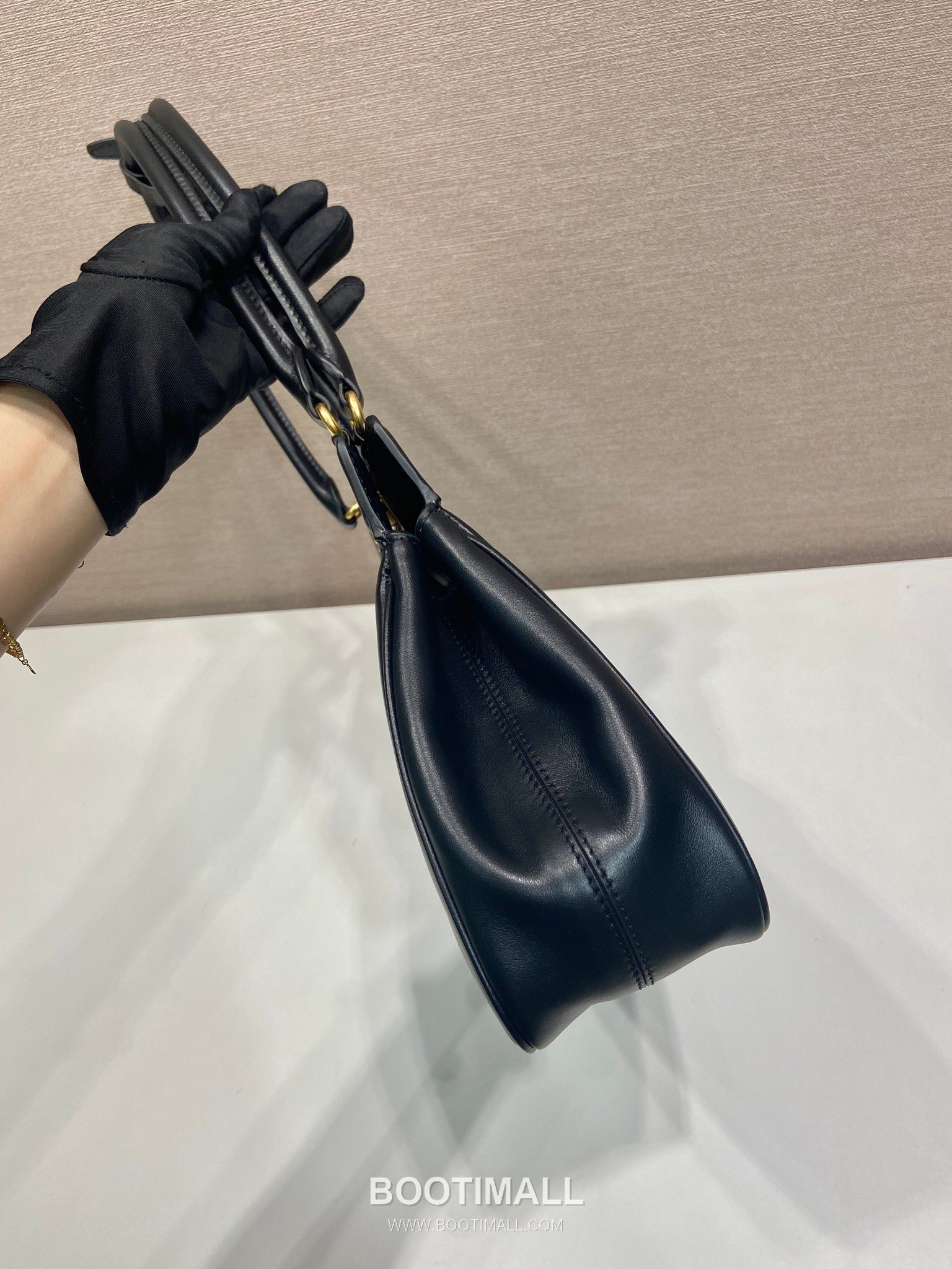 Prada Calfskin Leather Tote Bag with Front Back Pocket and Turn Lock Detail 프라다 카프스킨 가죽 앞뒤 포켓 턴락 토트백 1BG569 38cm 5