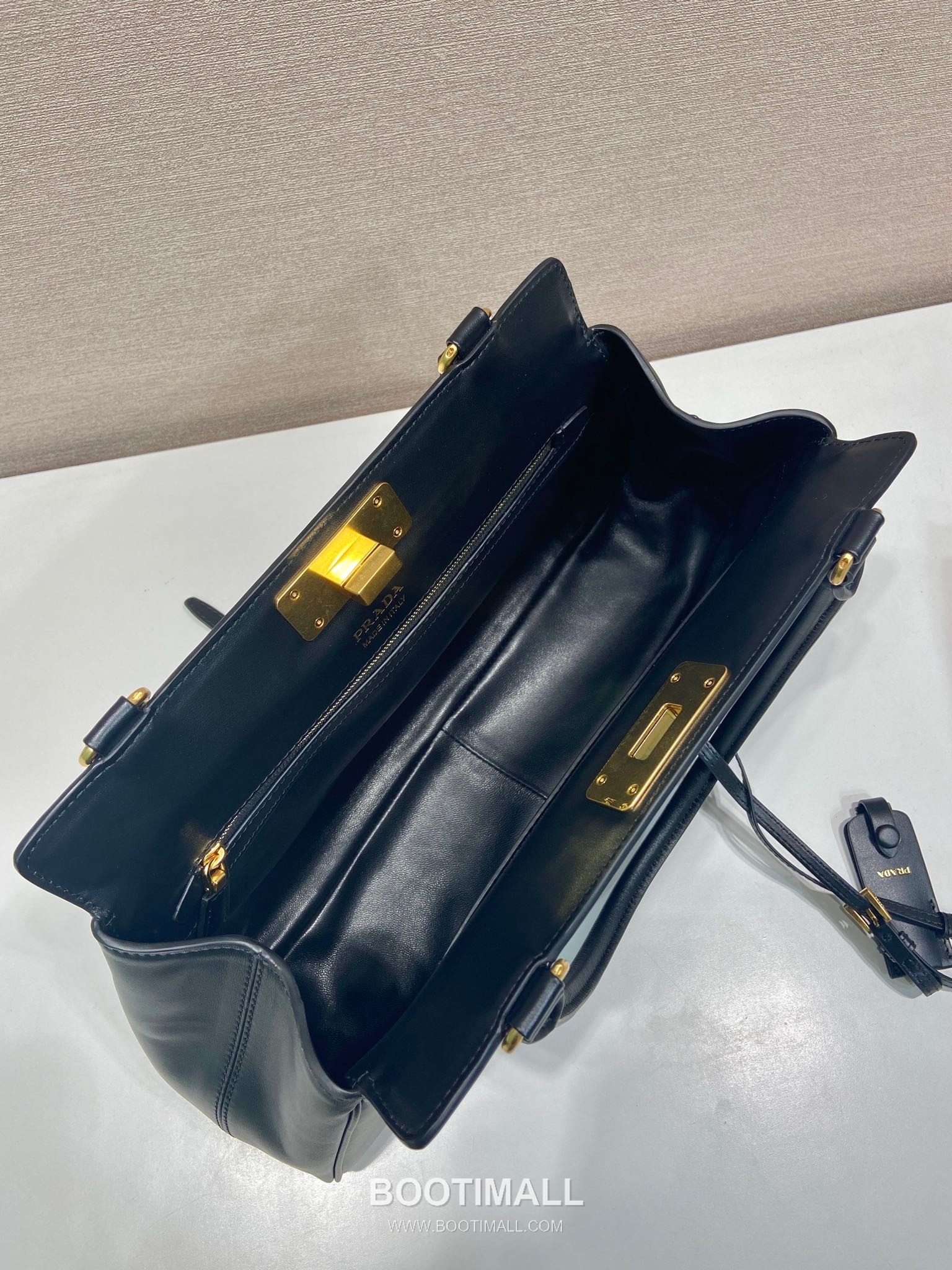 Prada Calfskin Leather Tote Bag with Front Back Pocket and Turn Lock Detail 프라다 카프스킨 가죽 앞뒤 포켓 턴락 토트백 1BG569 38cm 8