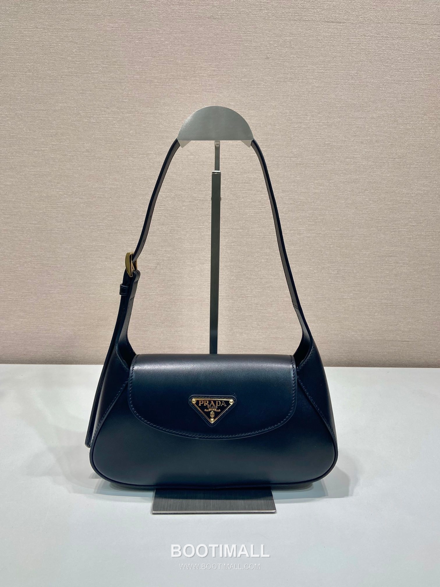 Prada Calfskin Leather Shoulder Bag with Magnetic Flap and Adjustable Handle 프라다 카프스킨 가죽 마그네틱 플랩 조절 핸들 숄더백 1BD358 25cm 1