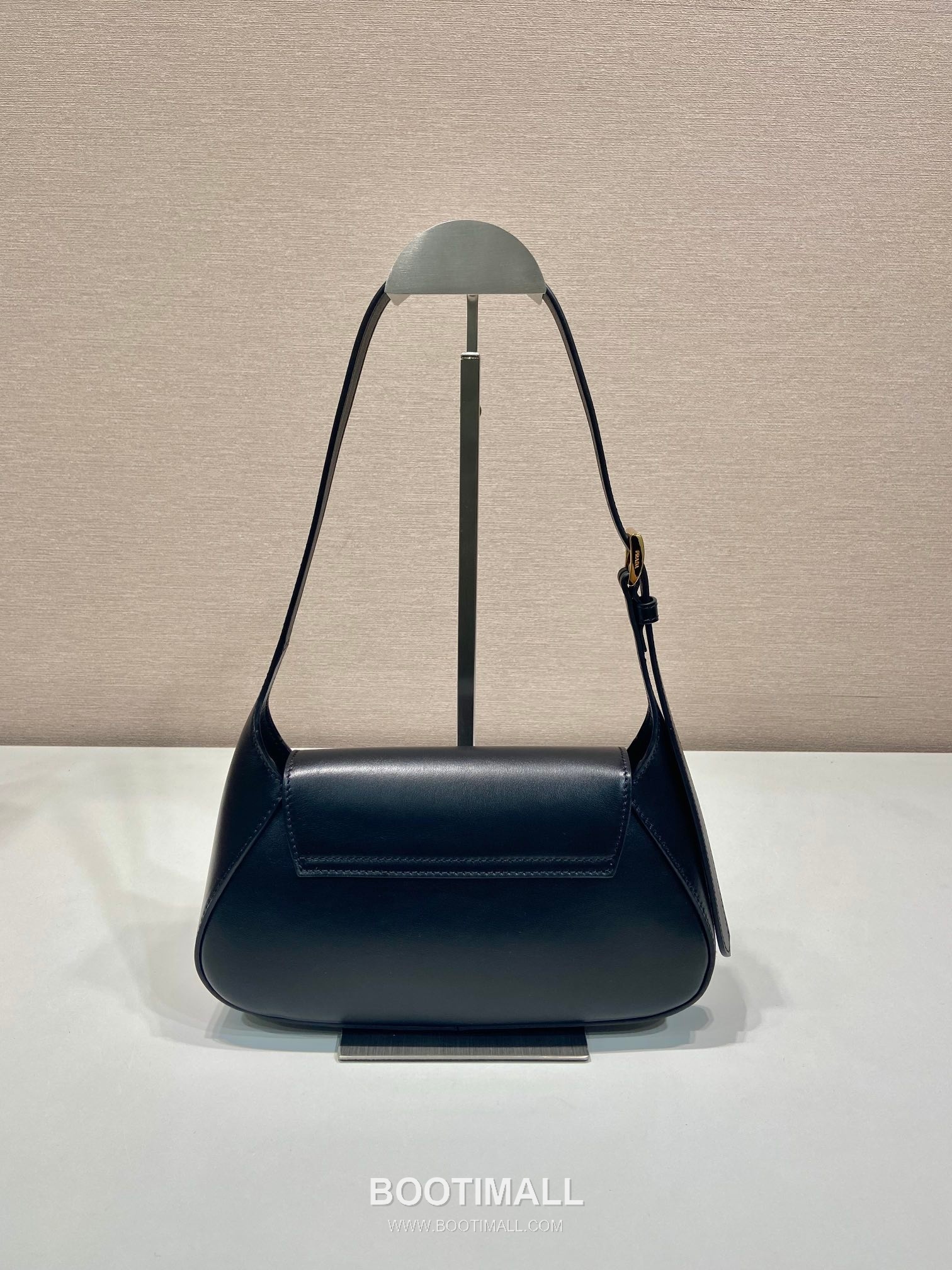 Prada Calfskin Leather Shoulder Bag with Magnetic Flap and Adjustable Handle 프라다 카프스킨 가죽 마그네틱 플랩 조절 핸들 숄더백 1BD358 25cm 4