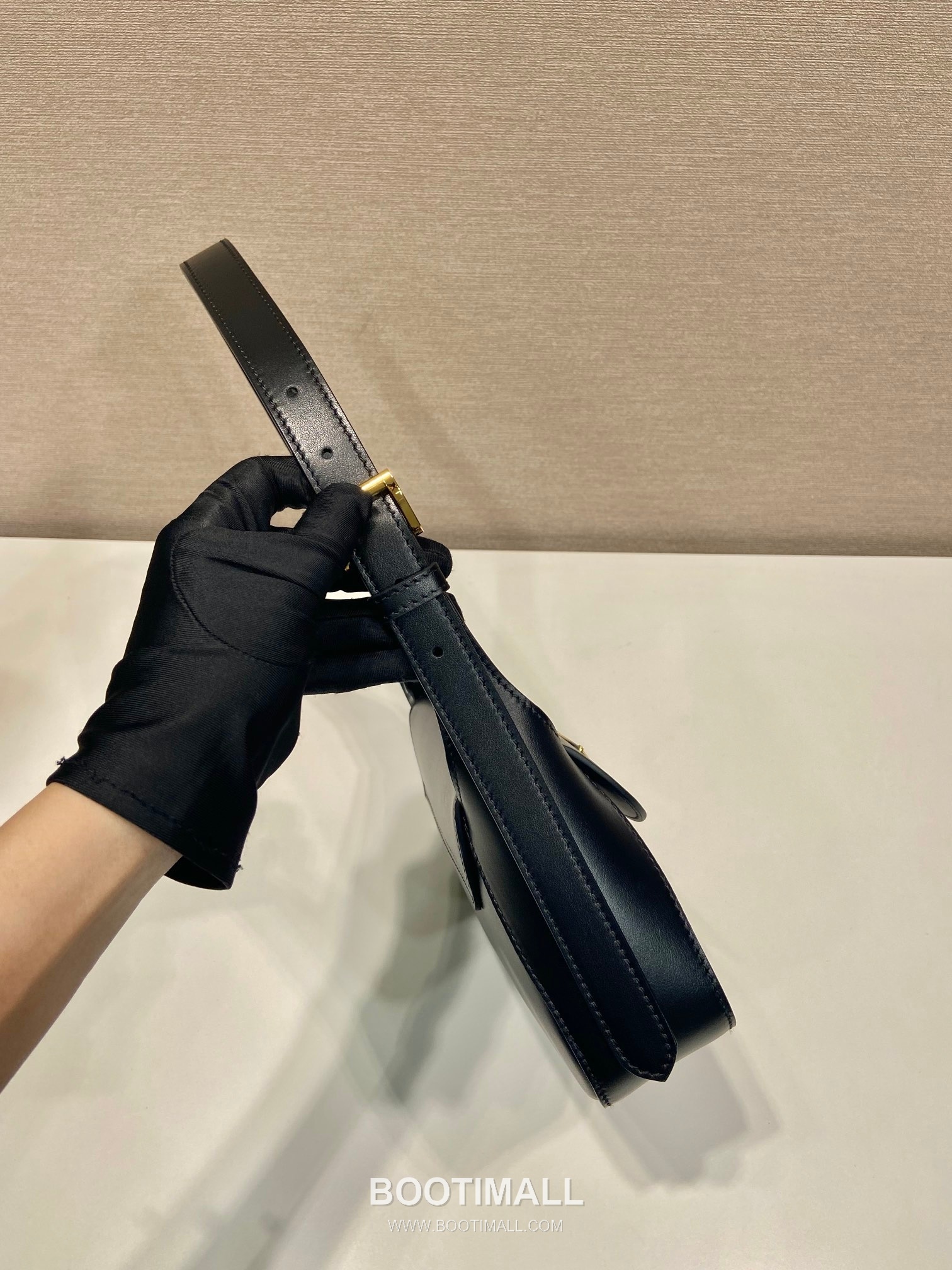 Prada Calfskin Leather Shoulder Bag with Magnetic Flap and Adjustable Handle 프라다 카프스킨 가죽 마그네틱 플랩 조절 핸들 숄더백 1BD358 25cm 5