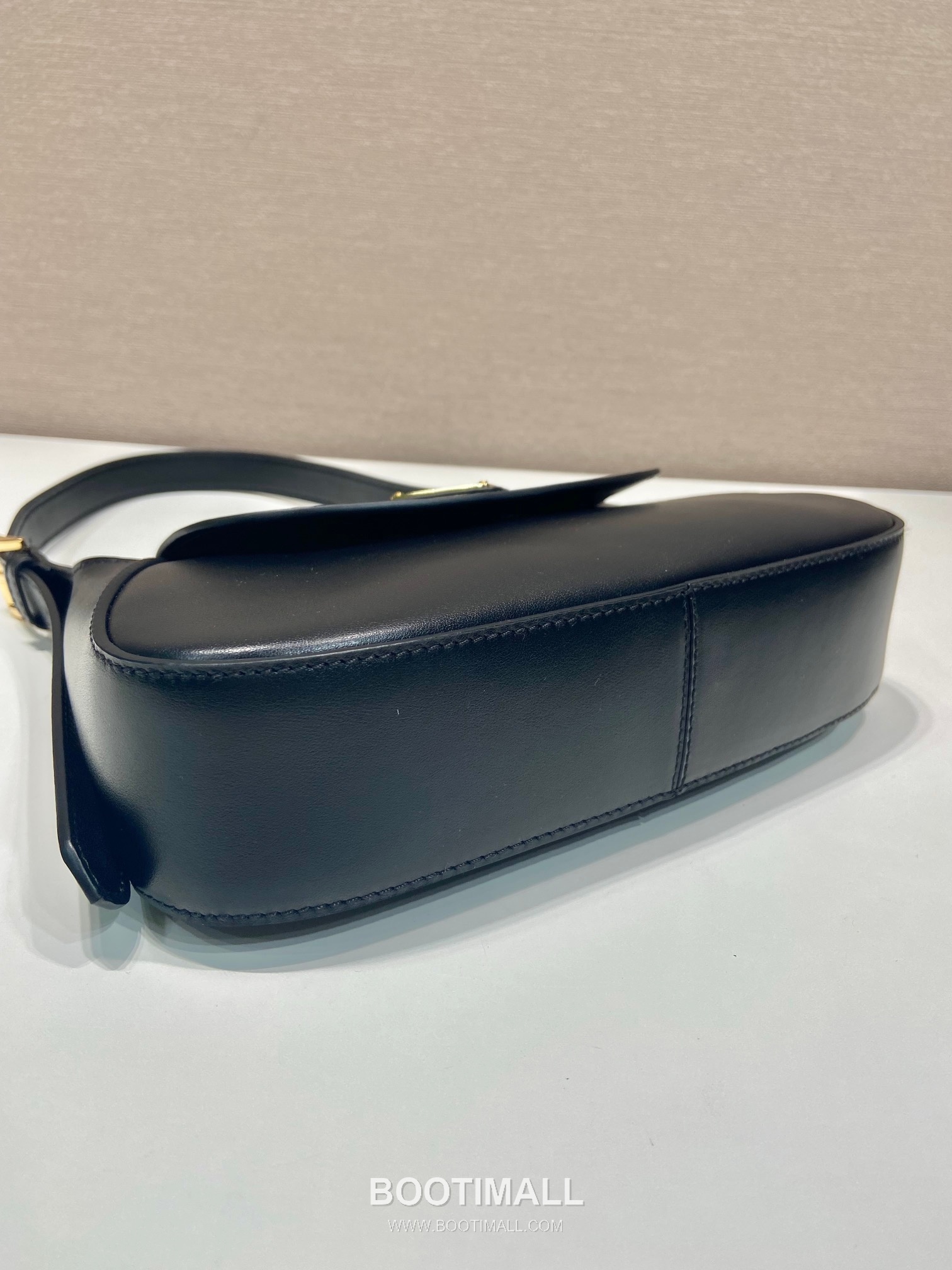 Prada Calfskin Leather Shoulder Bag with Magnetic Flap and Adjustable Handle 프라다 카프스킨 가죽 마그네틱 플랩 조절 핸들 숄더백 1BD358 25cm 6