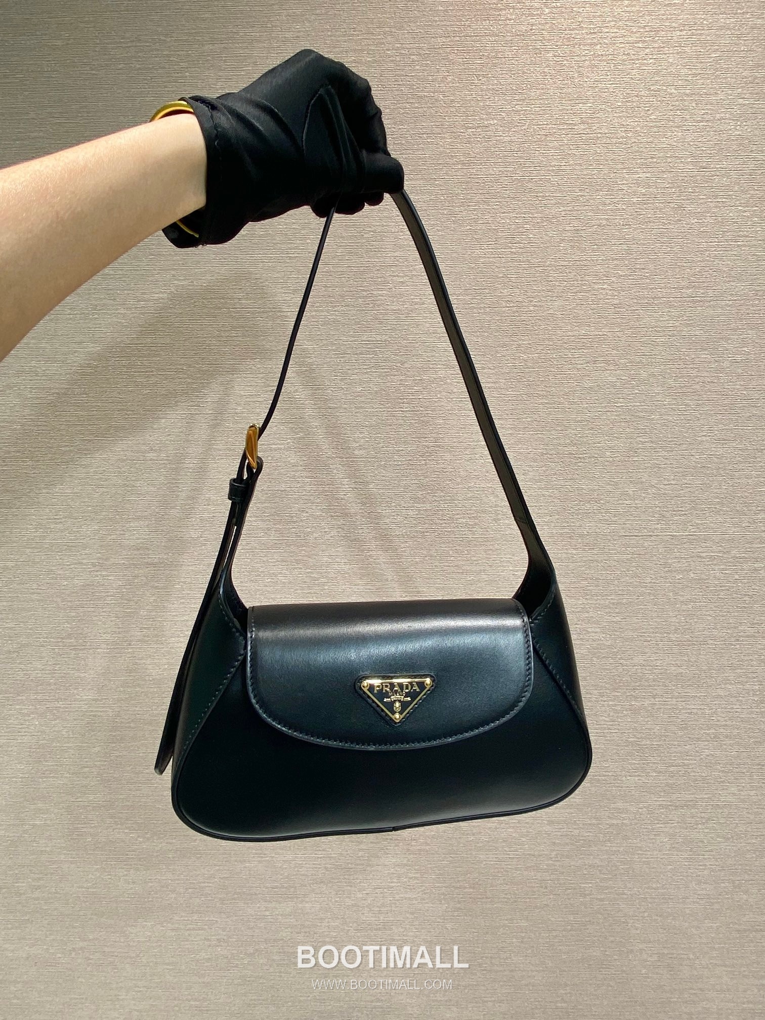 Prada Calfskin Leather Shoulder Bag with Magnetic Flap and Adjustable Handle 프라다 카프스킨 가죽 마그네틱 플랩 조절 핸들 숄더백 1BD358 25cm 9