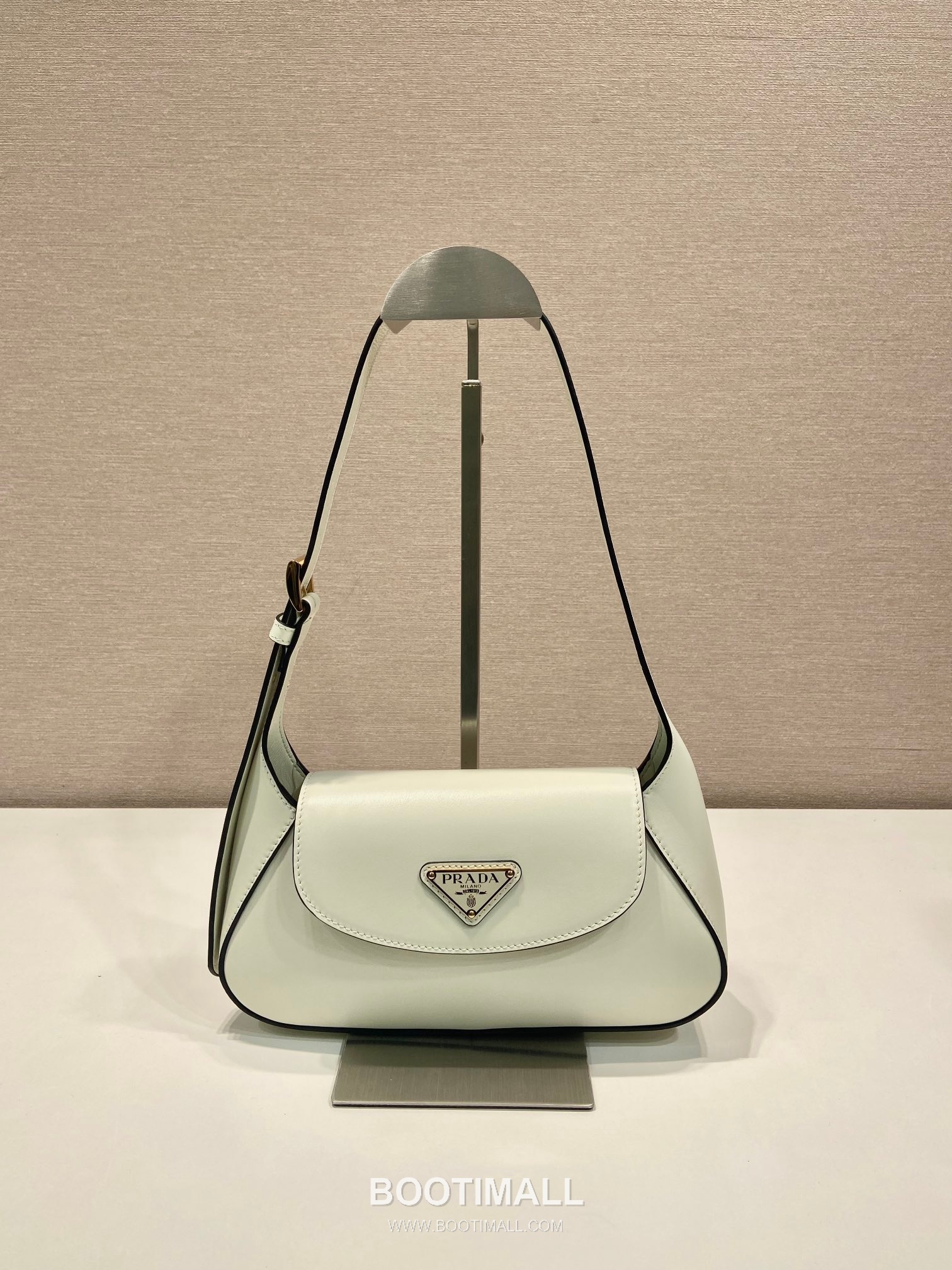 Prada Calfskin Leather Shoulder Bag with Magnetic Flap and Adjustable Handle 프라다 카프스킨 가죽 마그네틱 플랩 조절 핸들 숄더백 1BD358 25cm 1