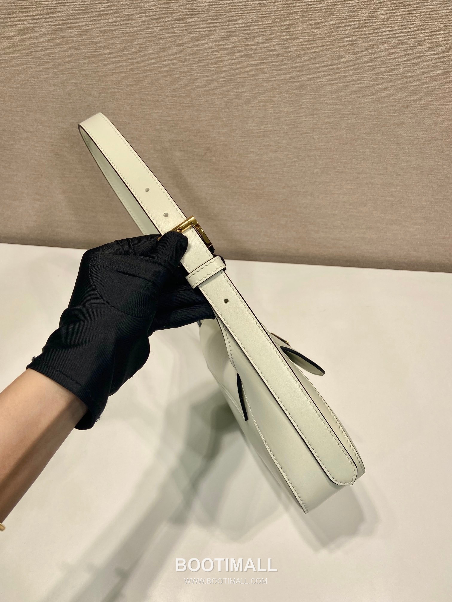 Prada Calfskin Leather Shoulder Bag with Magnetic Flap and Adjustable Handle 프라다 카프스킨 가죽 마그네틱 플랩 조절 핸들 숄더백 1BD358 25cm 5