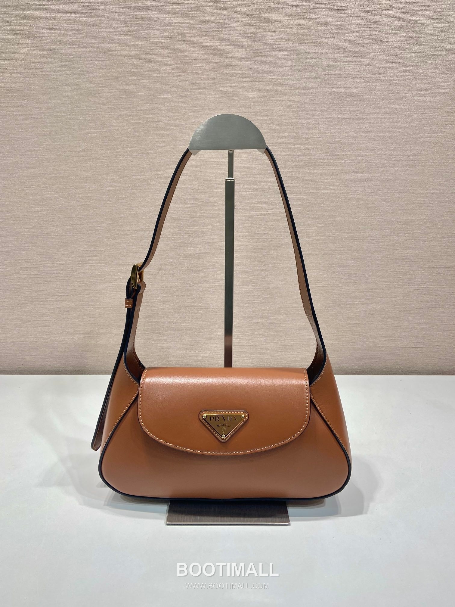 Prada Calfskin Leather Shoulder Bag with Magnetic Flap and Adjustable Handle 프라다 카프스킨 가죽 마그네틱 플랩 조절 핸들 숄더백 1BD358 25cm 1