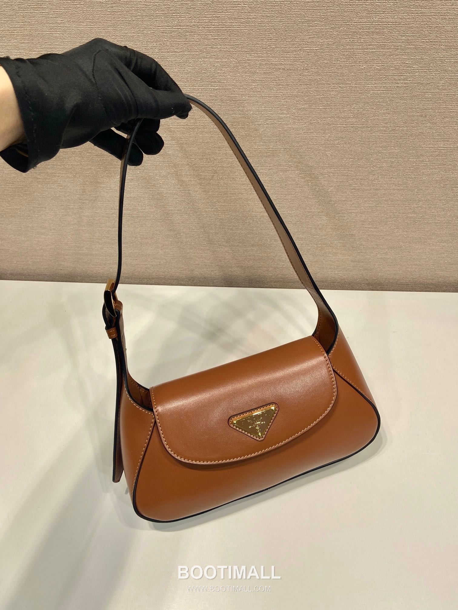 Prada Calfskin Leather Shoulder Bag with Magnetic Flap and Adjustable Handle 프라다 카프스킨 가죽 마그네틱 플랩 조절 핸들 숄더백 1BD358 25cm 2