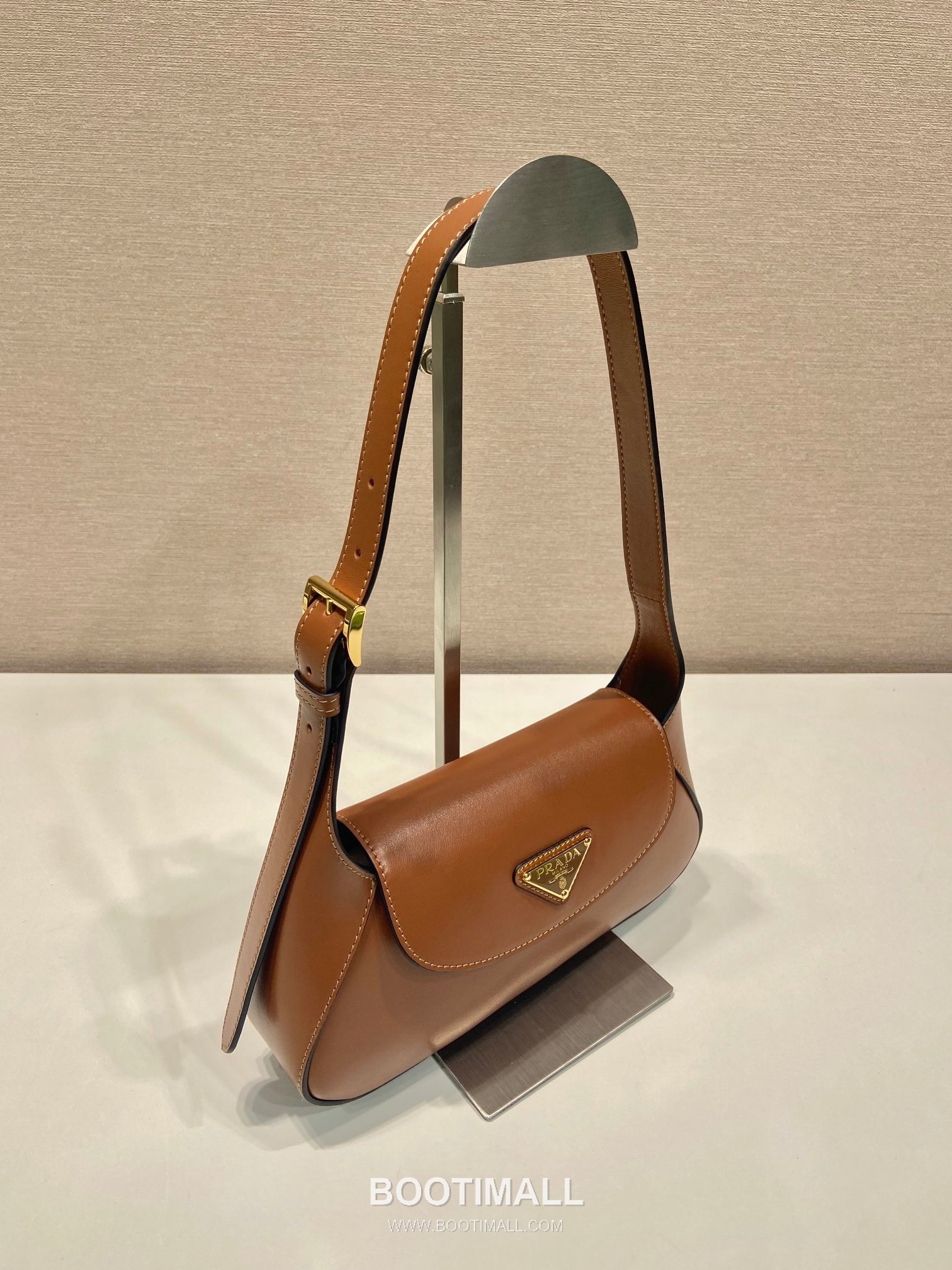Prada Calfskin Leather Shoulder Bag with Magnetic Flap and Adjustable Handle 프라다 카프스킨 가죽 마그네틱 플랩 조절 핸들 숄더백 1BD358 25cm 3