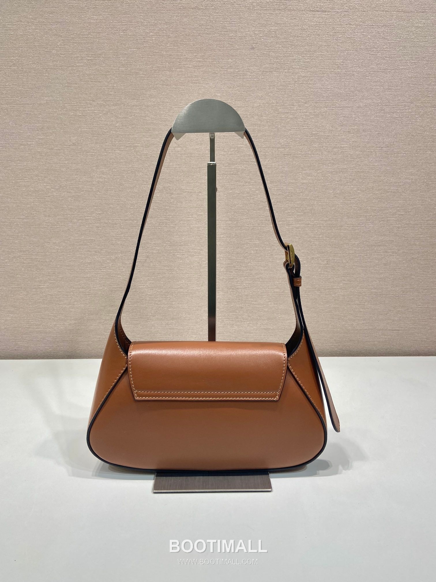Prada Calfskin Leather Shoulder Bag with Magnetic Flap and Adjustable Handle 프라다 카프스킨 가죽 마그네틱 플랩 조절 핸들 숄더백 1BD358 25cm 4