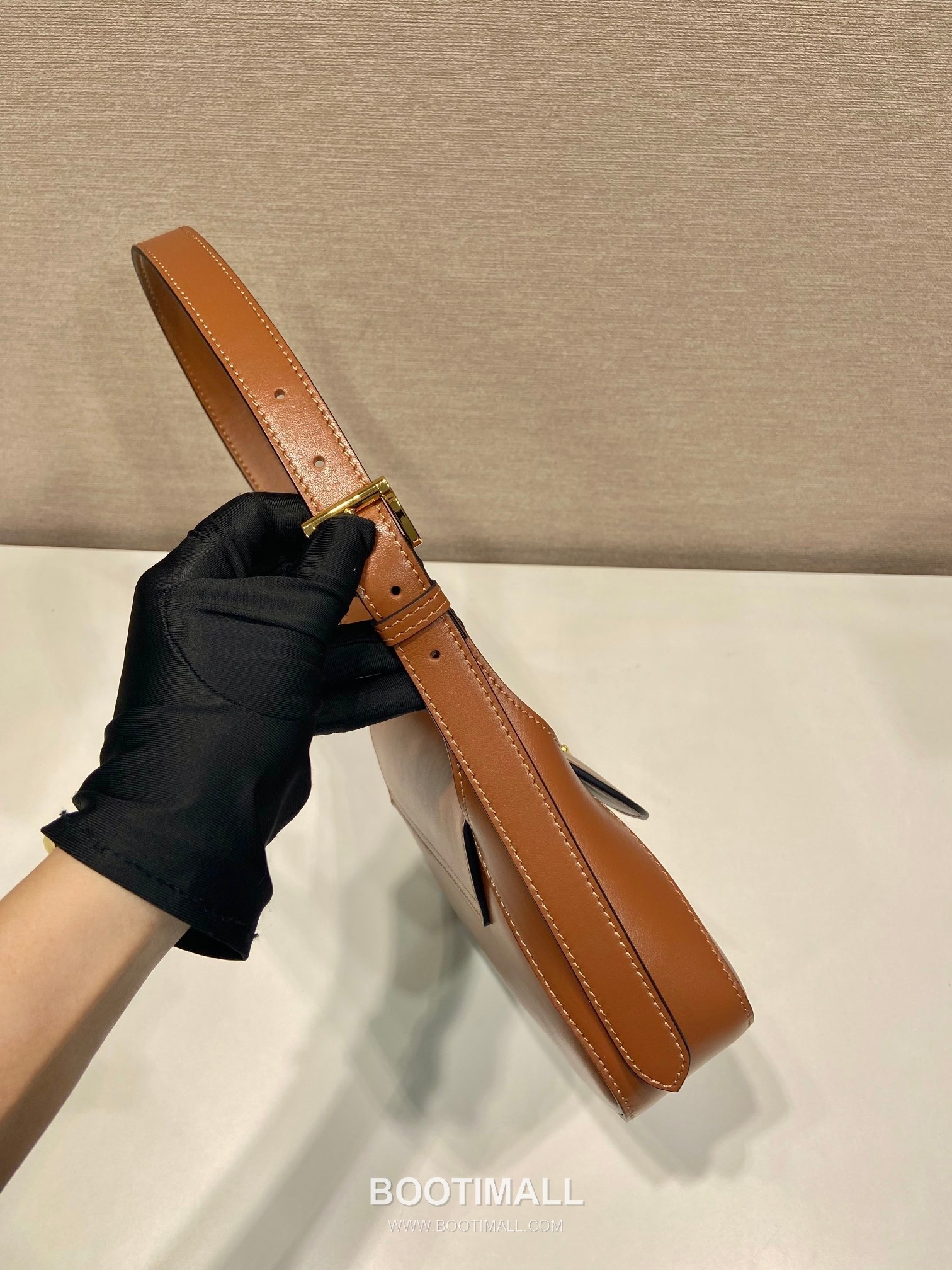 Prada Calfskin Leather Shoulder Bag with Magnetic Flap and Adjustable Handle 프라다 카프스킨 가죽 마그네틱 플랩 조절 핸들 숄더백 1BD358 25cm 5