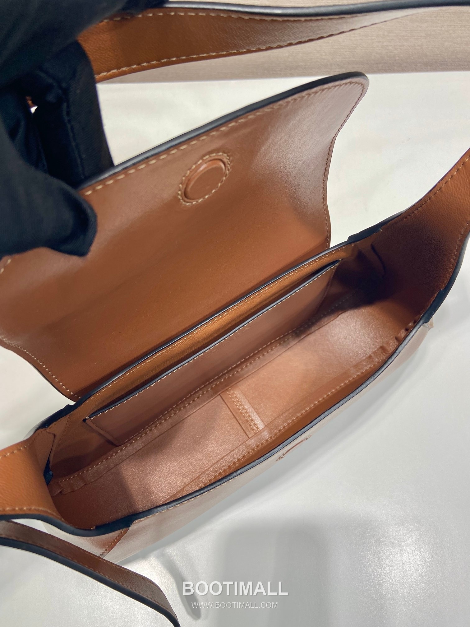 Prada Calfskin Leather Shoulder Bag with Magnetic Flap and Adjustable Handle 프라다 카프스킨 가죽 마그네틱 플랩 조절 핸들 숄더백 1BD358 25cm 7