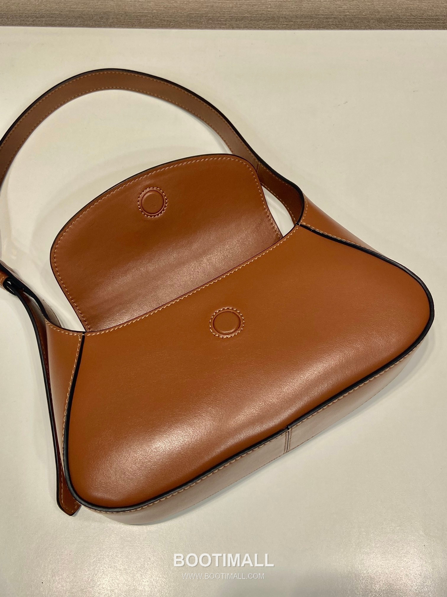 Prada Calfskin Leather Shoulder Bag with Magnetic Flap and Adjustable Handle 프라다 카프스킨 가죽 마그네틱 플랩 조절 핸들 숄더백 1BD358 25cm 8